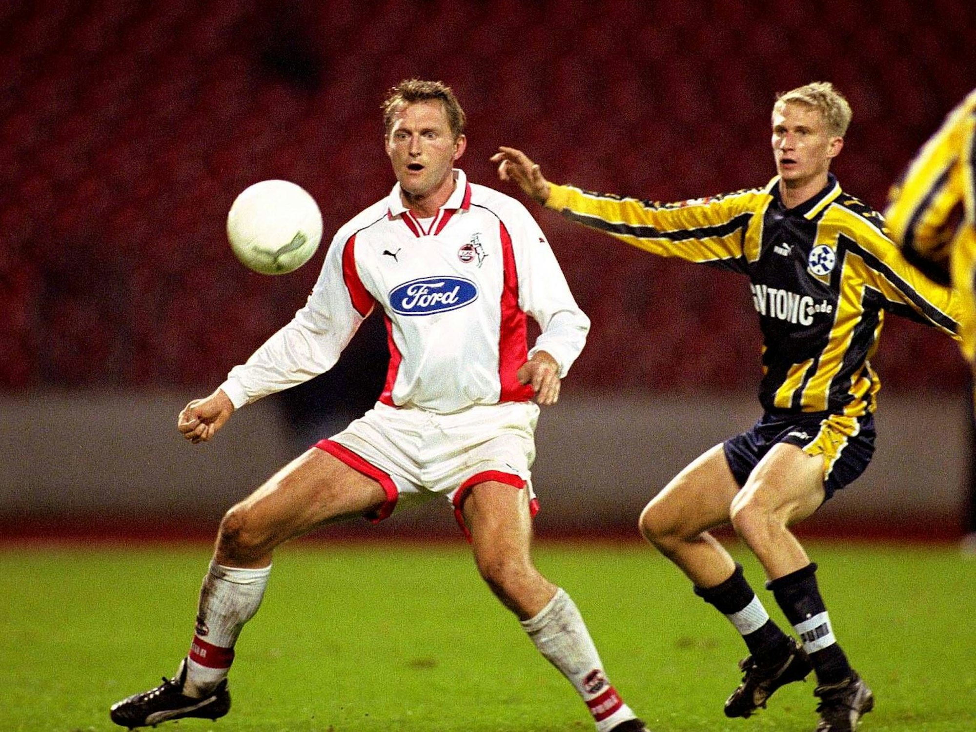 Ralph Hasenhüttl ist im Begriff, den Ball anzunehmen.