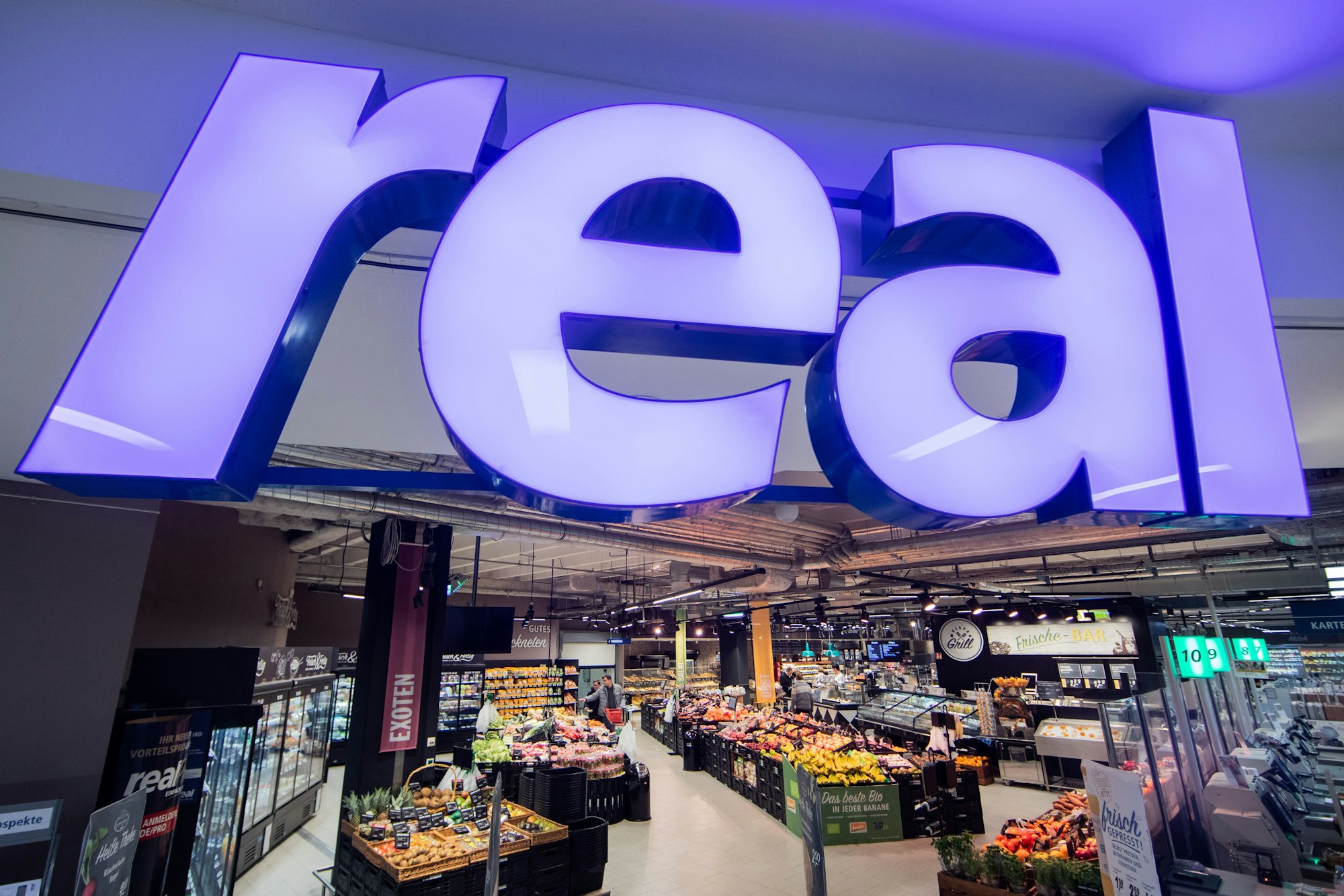 Die Supermarktkette Real verliert immer mehr Filialen: Jetzt werden noch neun große Standorte dicht gemacht. Der Blick in einen Real-Markt wurde am 11. Februar 2020 aufgenommen.