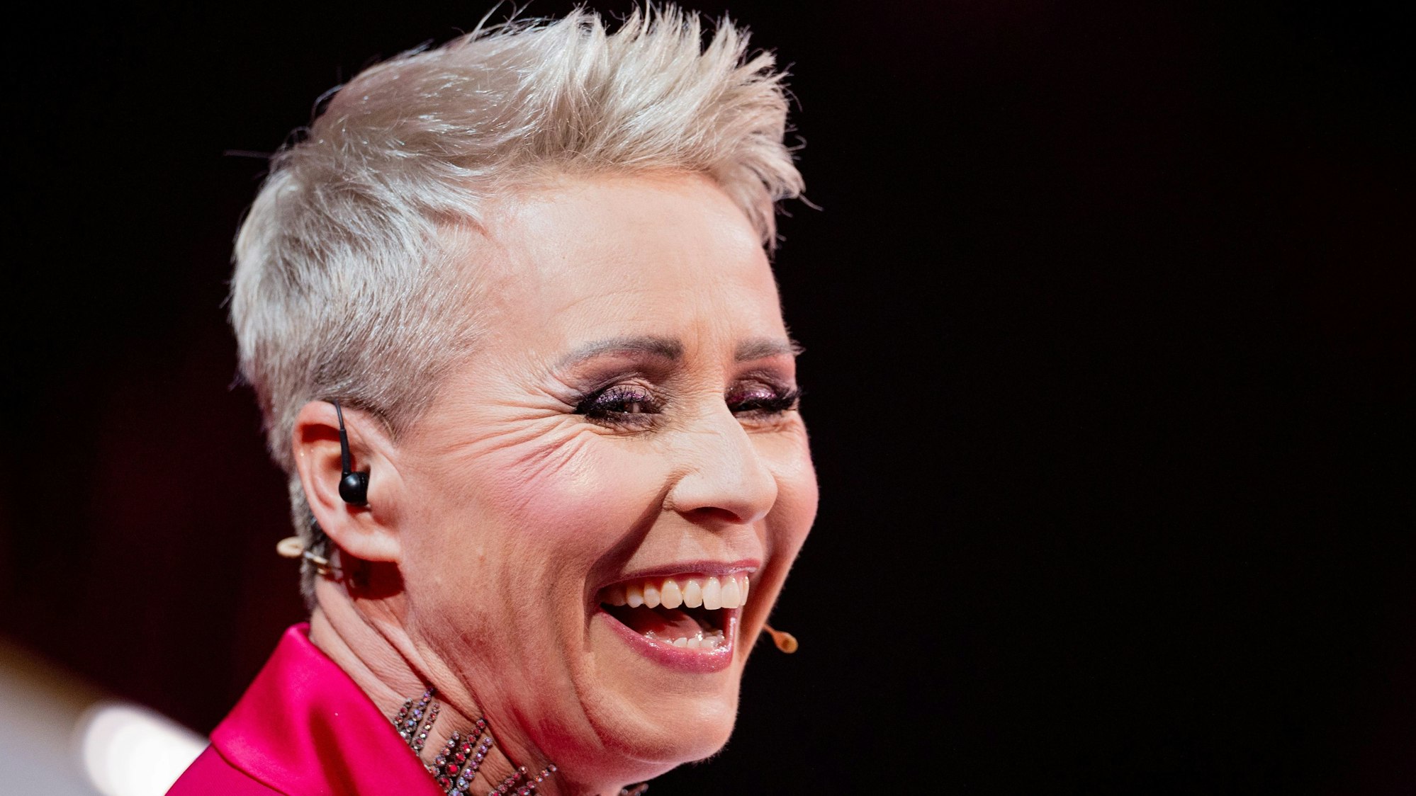 Sonja Zietlow aus dem Rateteam lacht in der Prosieben-Show «The Masked Singer». +++ dpa-Bildfunk +++