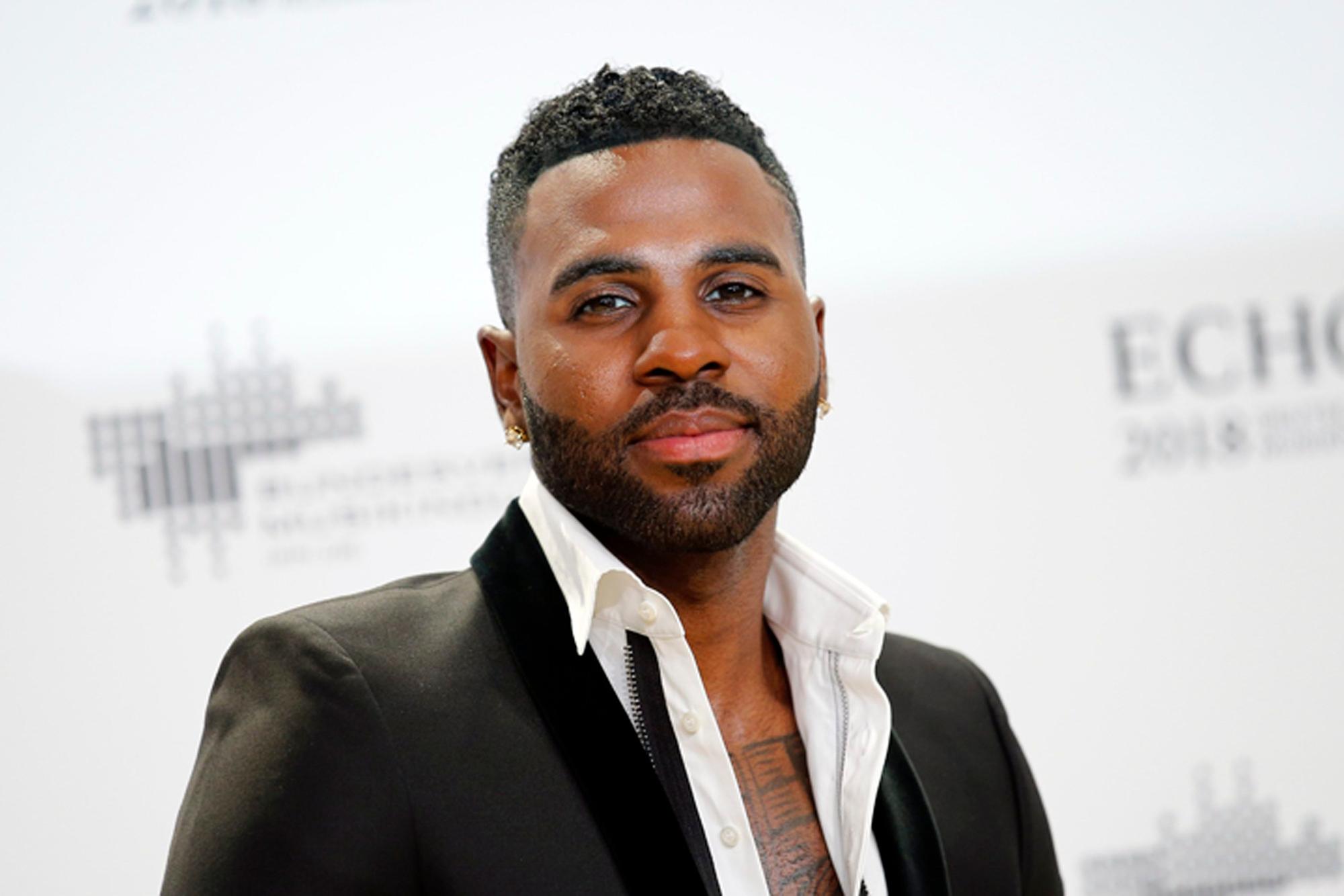 R'n'B-Sänger Jason Derulo lächelt in die Kamera.
