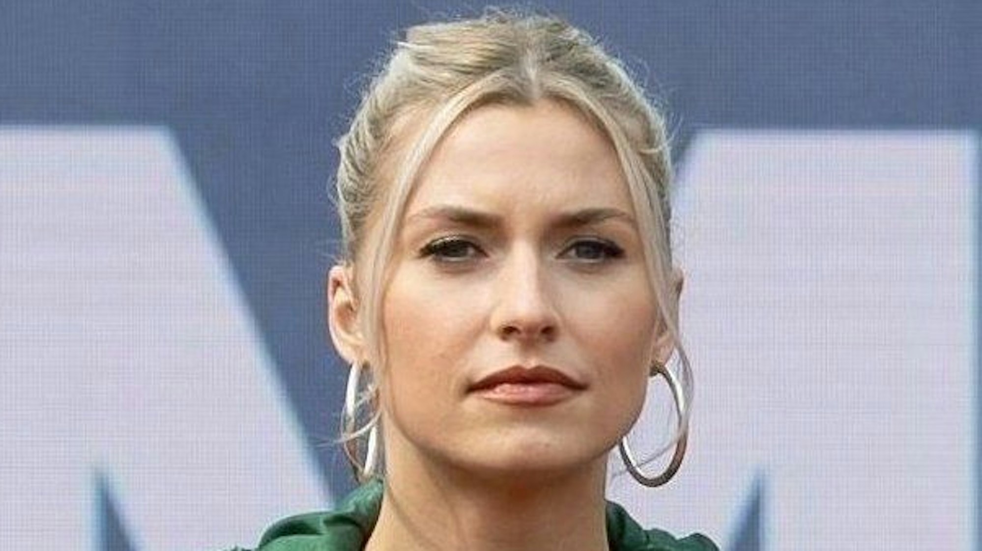 Lena Gercke schaut in die Ferne.