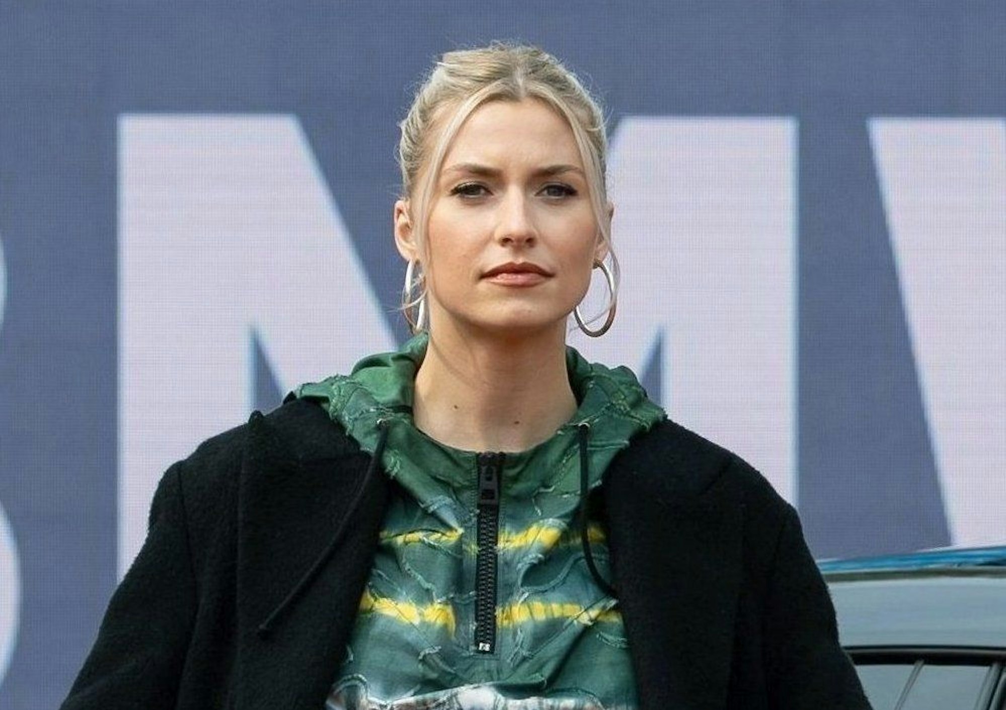 Tennis: ATP-Tour - München, Einzel, Herren, Finale. Basilashvili (Georgien) - Struff (Deutschland). Lena Gercke, Model und Moderatorin, steht bei der Siegerehrung auf dem Platz. Model und Moderatorin Lena Gercke hat sich vor mehreren Monaten mit dem Coronavirus infiziert. (zu dpa: «Lena Gercke hatte Corona: Mir ging's richtig schlecht») +++ dpa-Bildfunk +++