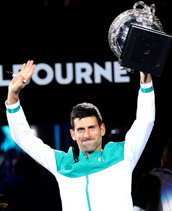 Novak Djokovic lässt sich nach dem Gewinn der Australian Open 2021 von den Fans feiern.