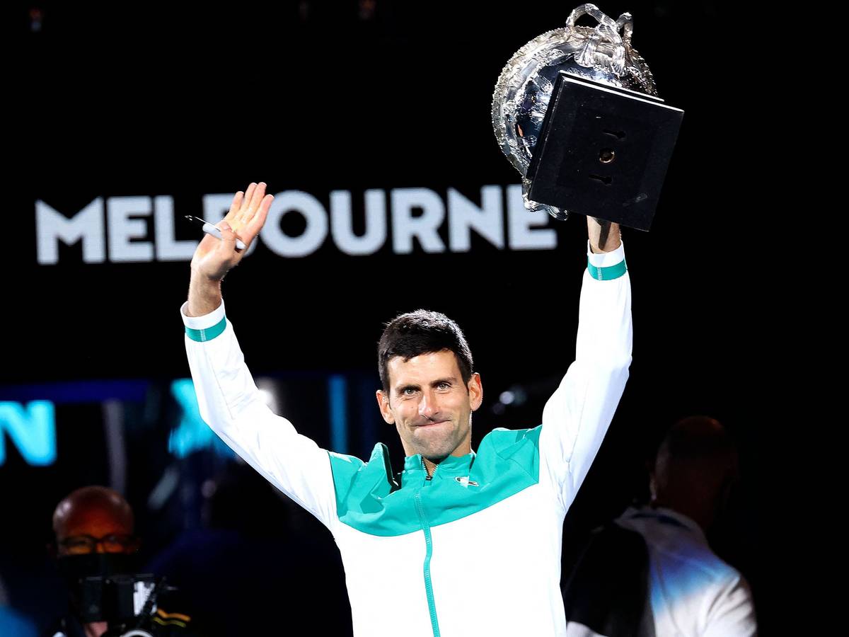 Novak Djokovic lässt sich nach dem Gewinn der Australian Open 2021 von den Fans feiern.