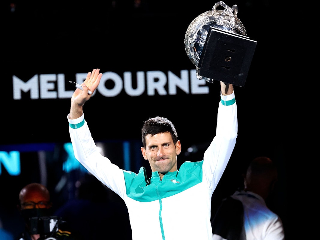 Novak Djokovic lässt sich nach dem Gewinn der Australian Open 2021 von den Fans feiern.