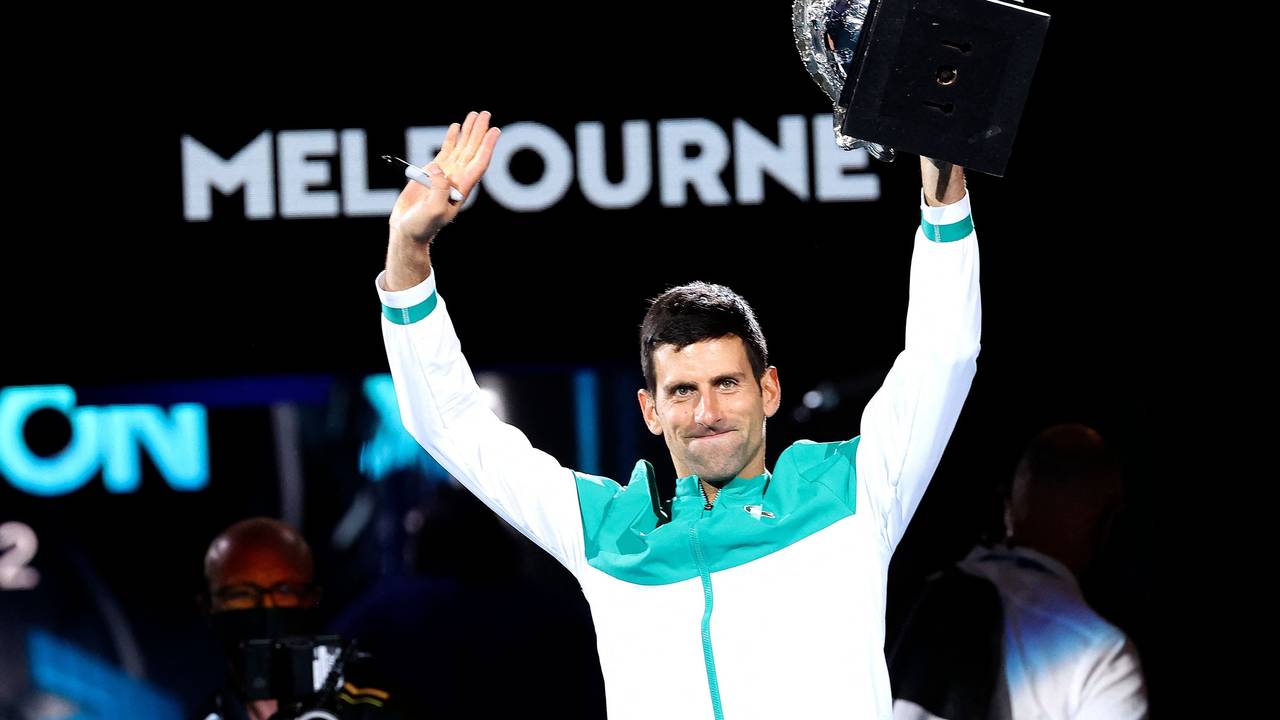 Novak Djokovic lässt sich nach dem Gewinn der Australian Open 2021 von den Fans feiern.