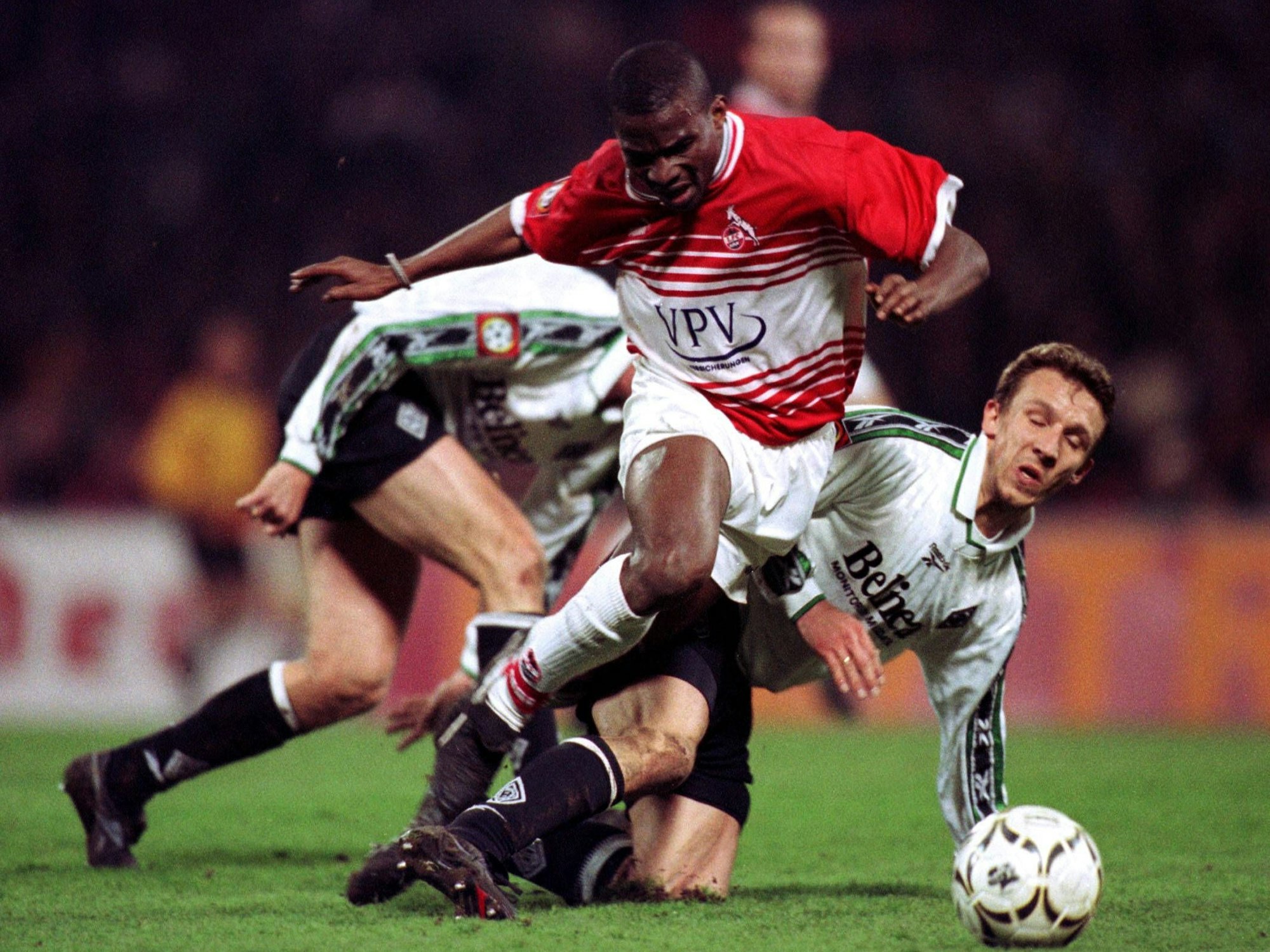 Markus Hausweiler foult Pascal Ojigwe von hinten, Ojigwe geht zu Boden.