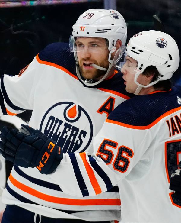 Eishockey-Star Leon Draisaitl (l) bejubelt mit Oilers-Mitspieler Teamkollegen Kailer Yamamoto (r) den Treffer des Deutschen gegen die Toronto Maple Leafs.