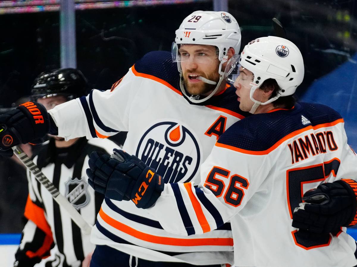 Eishockey-Star Leon Draisaitl (l) bejubelt mit Oilers-Mitspieler Teamkollegen Kailer Yamamoto (r) den Treffer des Deutschen gegen die Toronto Maple Leafs.