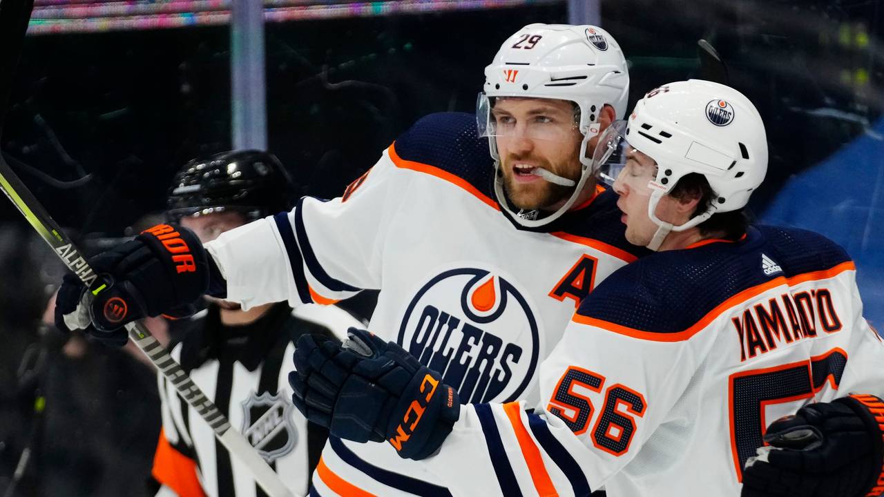 Eishockey-Star Leon Draisaitl (l) bejubelt mit Oilers-Mitspieler Teamkollegen Kailer Yamamoto (r) den Treffer des Deutschen gegen die Toronto Maple Leafs.