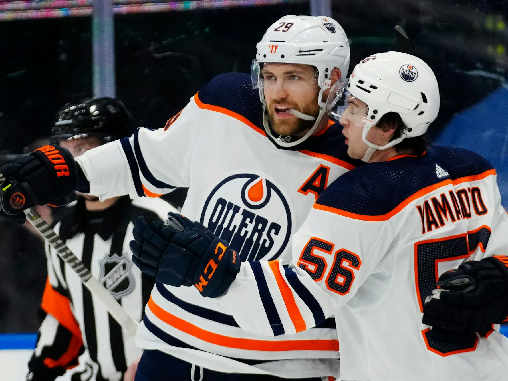 Eishockey-Star Leon Draisaitl (l) bejubelt mit Oilers-Mitspieler Teamkollegen Kailer Yamamoto (r) den Treffer des Deutschen gegen die Toronto Maple Leafs.