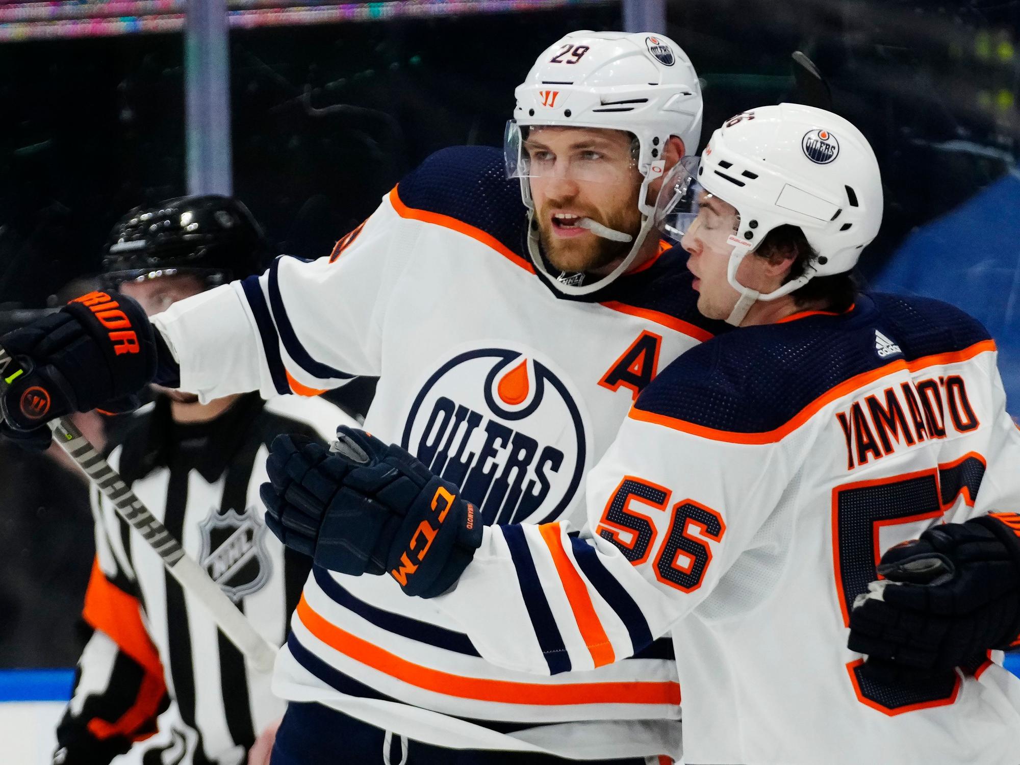 Eishockey-Star Leon Draisaitl (l) bejubelt mit Oilers-Mitspieler Teamkollegen Kailer Yamamoto (r) den Treffer des Deutschen gegen die Toronto Maple Leafs.