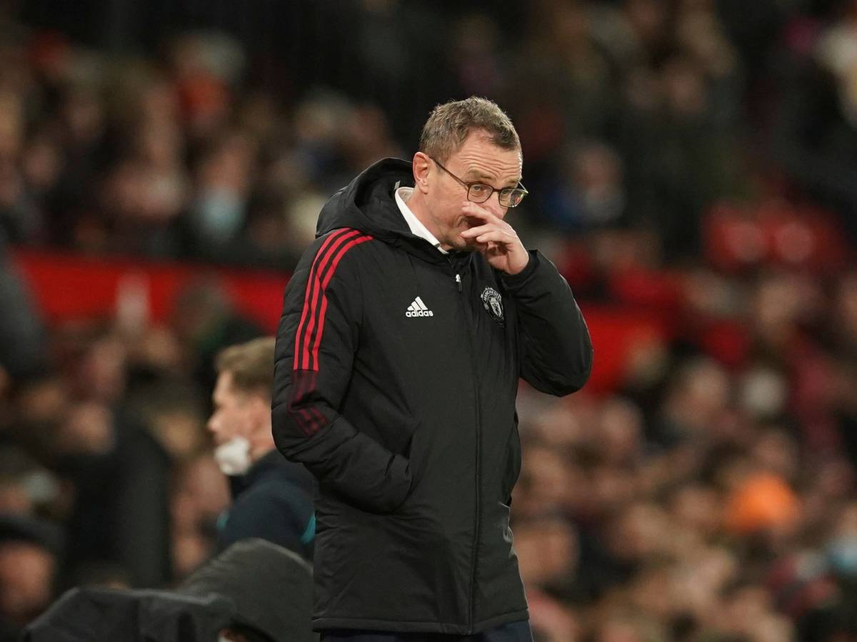 Ralf Rangnick, Trainer von Manchester United, reagiert am Spielfeldrand.