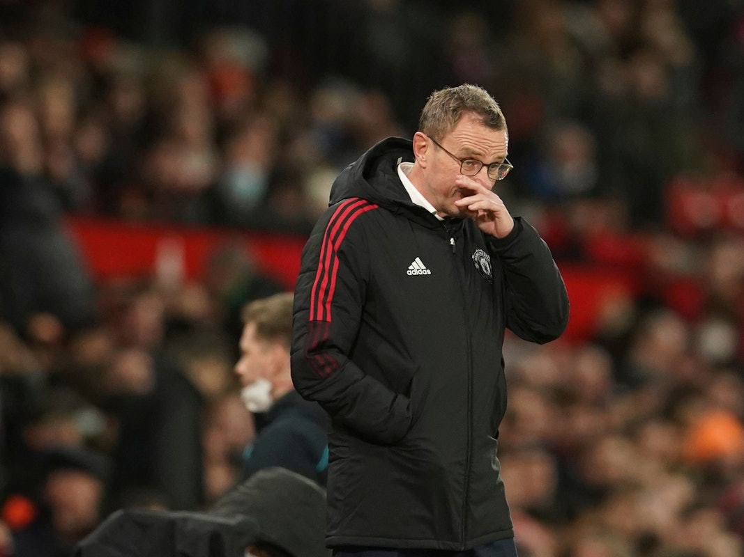 Ralf Rangnick, Trainer von Manchester United, reagiert am Spielfeldrand.