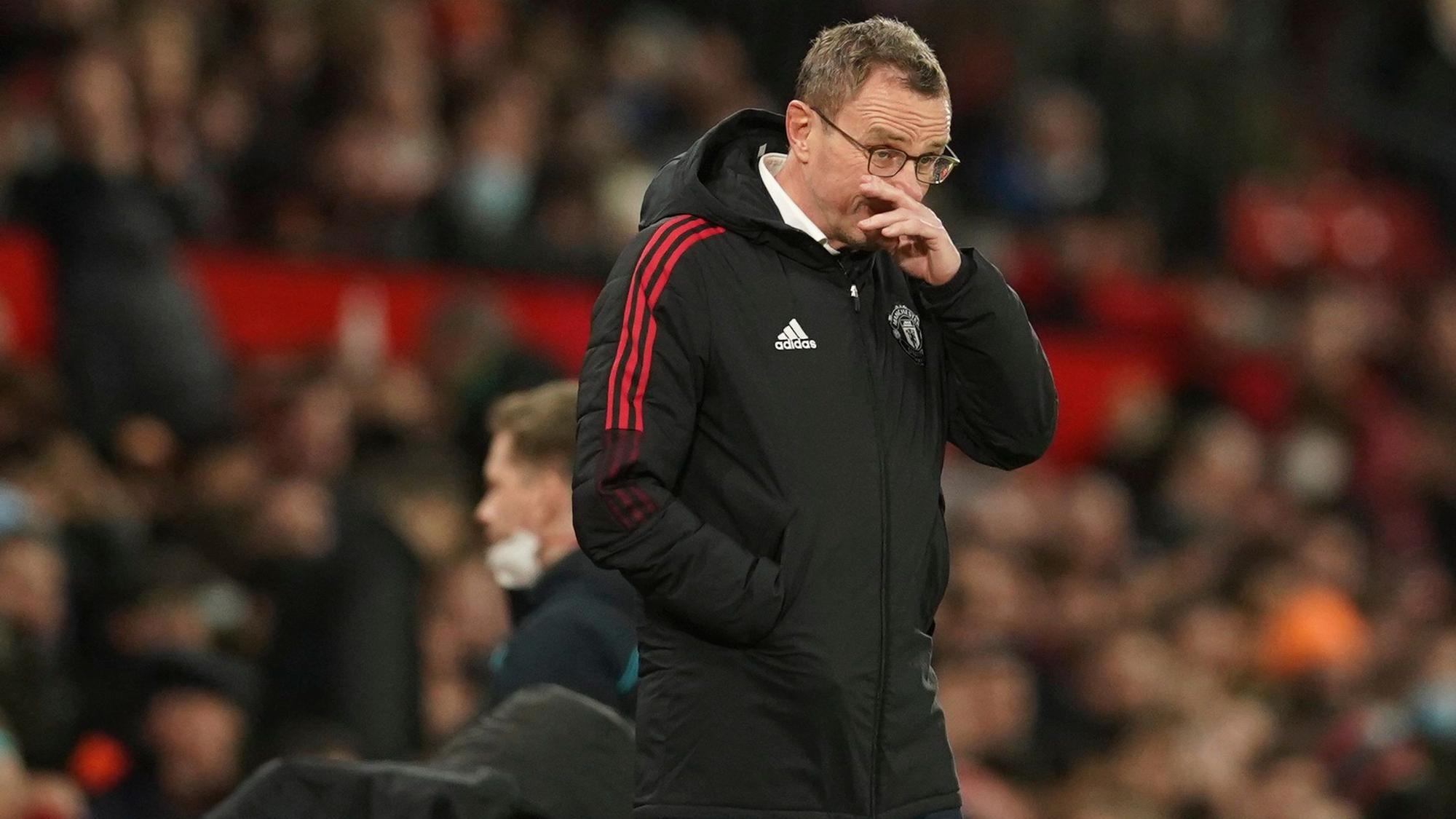 Ralf Rangnick, Trainer von Manchester United, reagiert am Spielfeldrand.