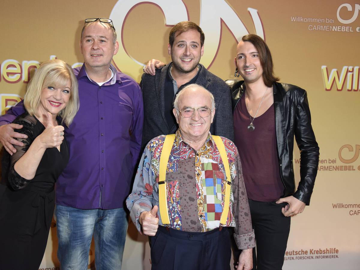 Elke Velten, Walter Lehnertz, Ludwig Hofmaier, Fabian Kahl, Julian Schmitz-Avilq posieren für ein Gruppenfoto.