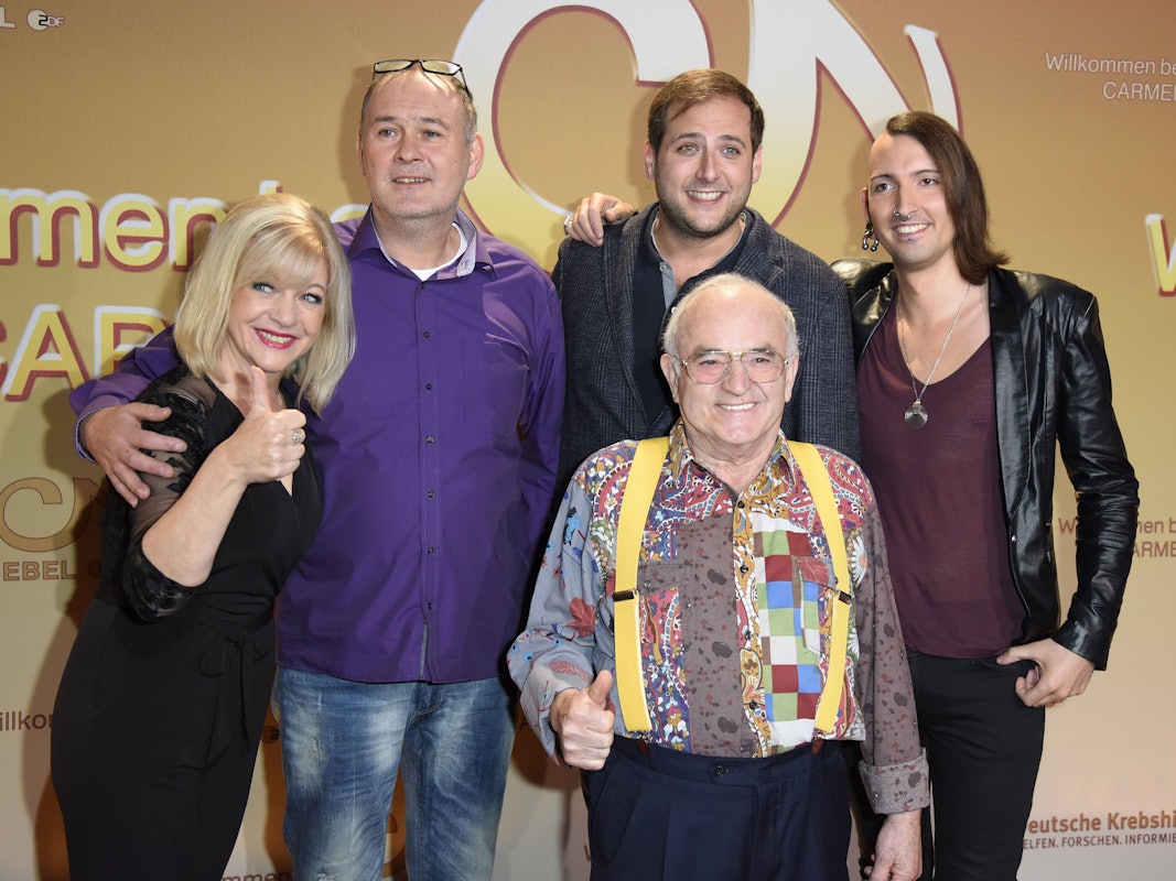Elke Velten, Walter Lehnertz, Ludwig Hofmaier, Fabian Kahl, Julian Schmitz-Avilq posieren für ein Gruppenfoto.