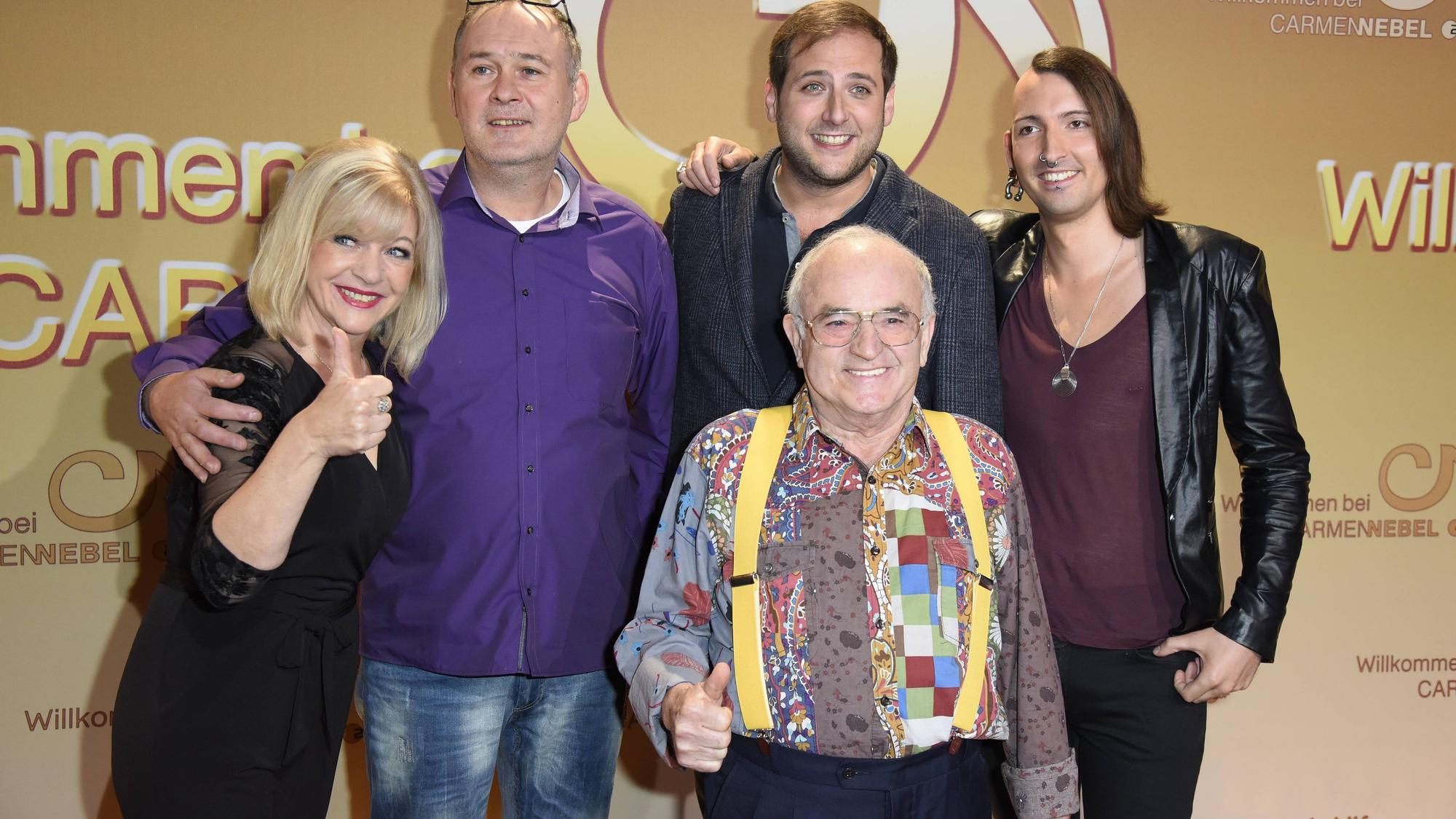 Elke Velten, Walter Lehnertz, Ludwig Hofmaier, Fabian Kahl, Julian Schmitz-Avilq posieren für ein Gruppenfoto.