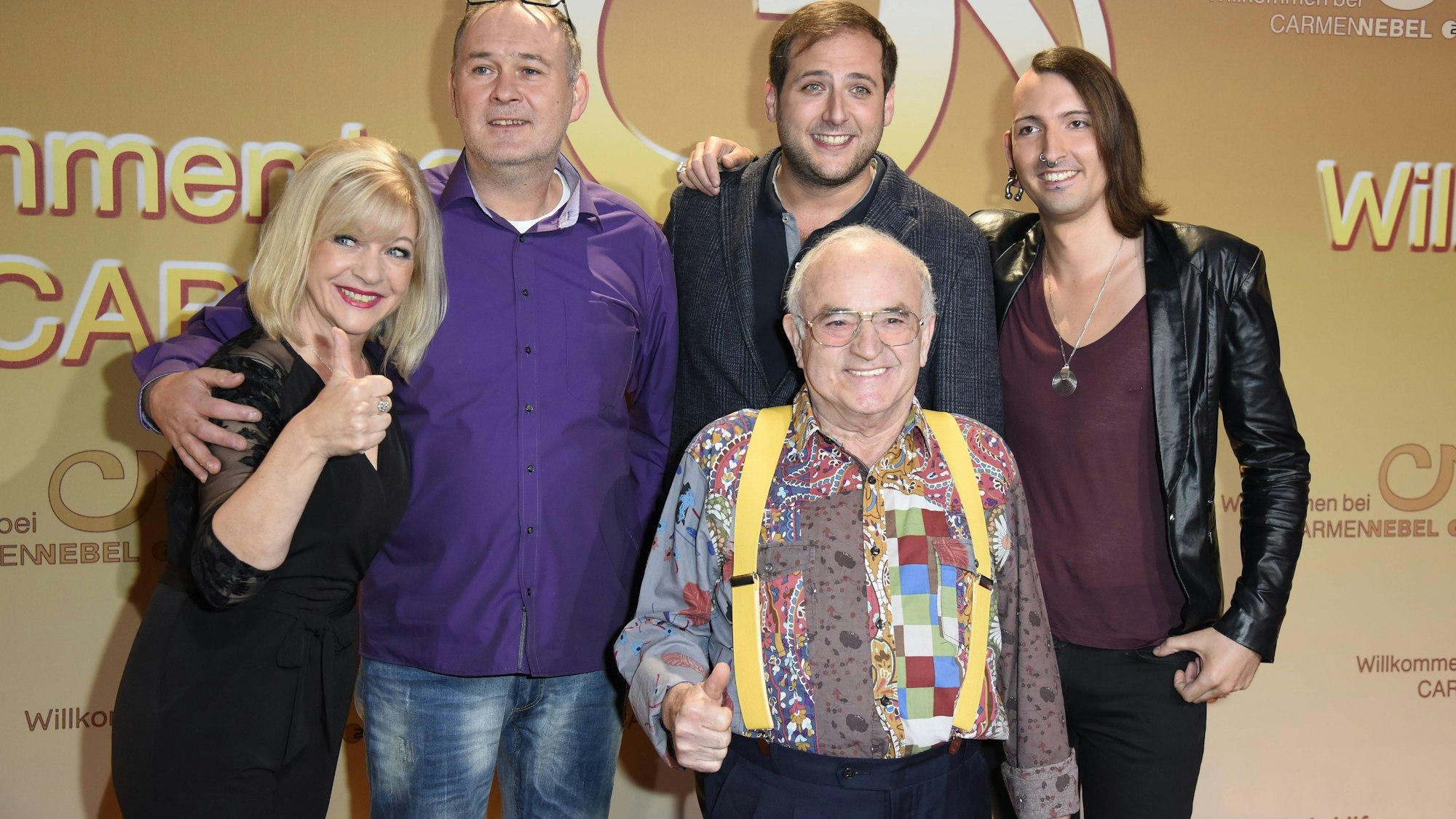 Elke Velten, Walter Lehnertz, Ludwig Hofmaier, Fabian Kahl, Julian Schmitz-Avilq posieren für ein Gruppenfoto.