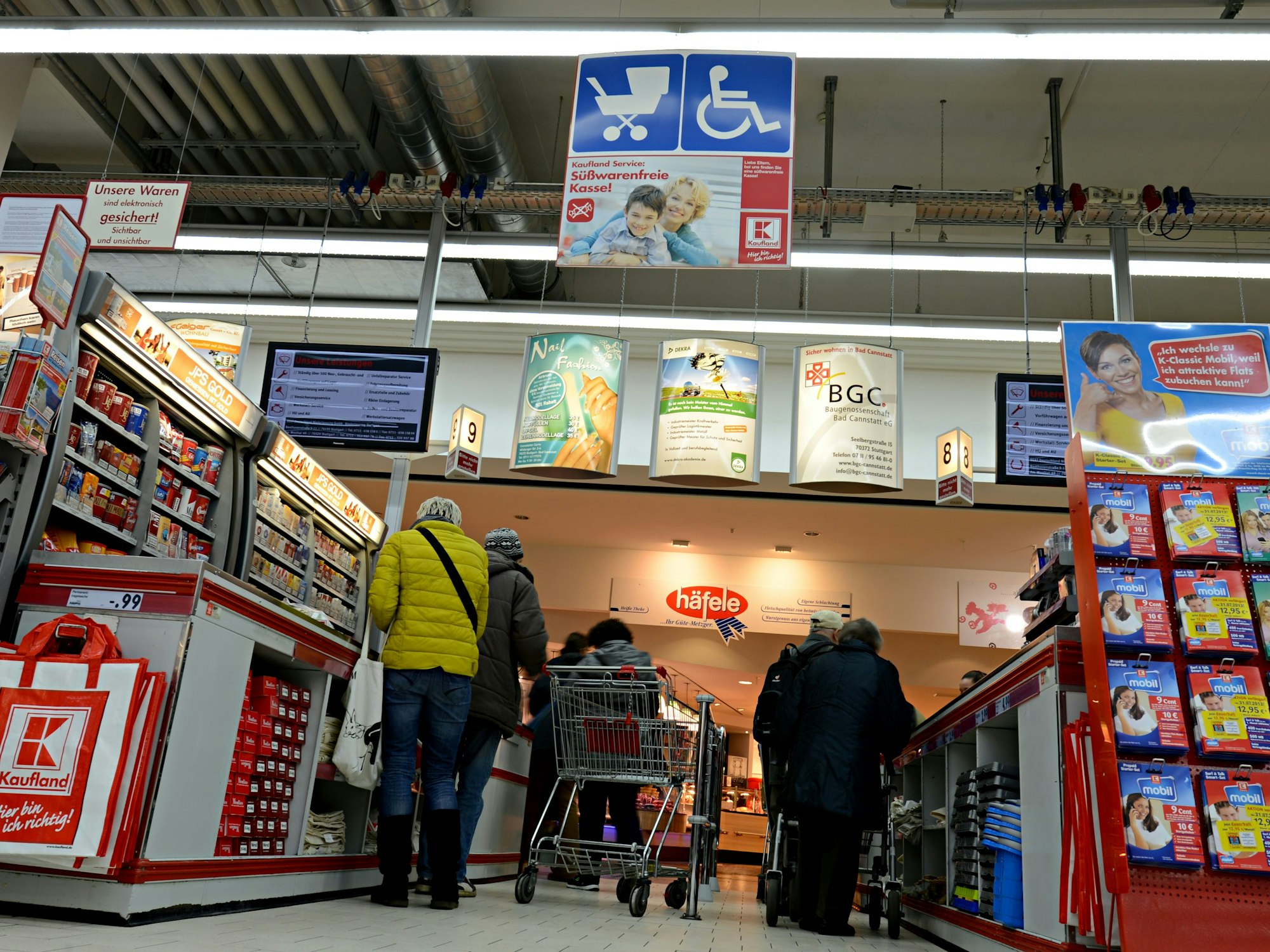 In einer Kaufland-Filiale in Magdeburg soll es zu einem rassistischen Vorfall gekommen sein. Ein Video sorgt auf Twitter für Empörung. Das Archivfoto zeigt den Kassenbereich einer Filiale in Stuttgart 2014.