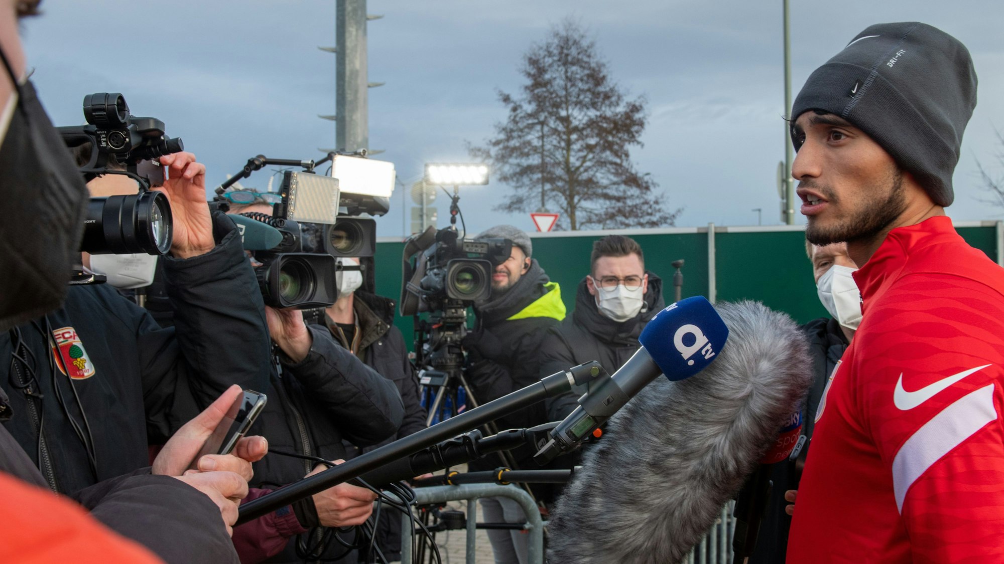 Ricardo Pepi gibt nach dem Training des FC Augsburg Interviews.