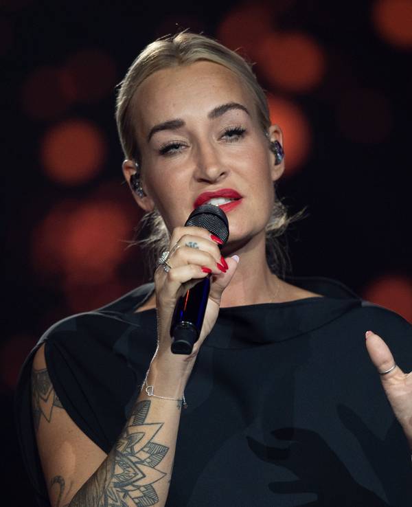 Die deutsche Sängerin Sarah Connor steht auf der Bühne der ARD-Benefizgala in Leipzig. Der Benefiz-Abend zur Flutkatastrophe steht unter dem Motto „Wir halten zusammen!“ Das Foto entstand am 23. Juli 2021.