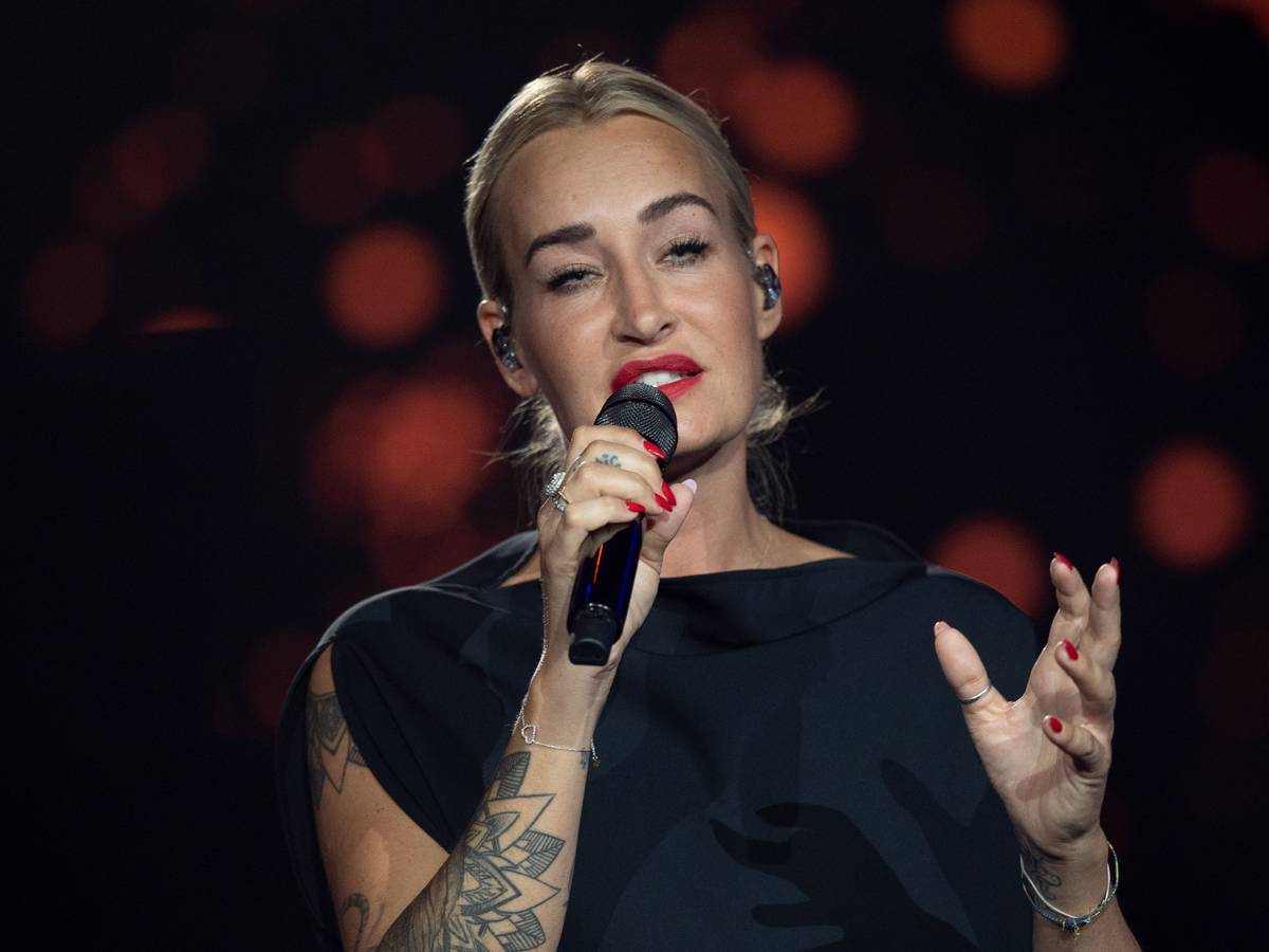 Die deutsche Sängerin Sarah Connor steht auf der Bühne der ARD-Benefizgala in Leipzig. Der Benefiz-Abend zur Flutkatastrophe steht unter dem Motto „Wir halten zusammen!“ Das Foto entstand am 23. Juli 2021.