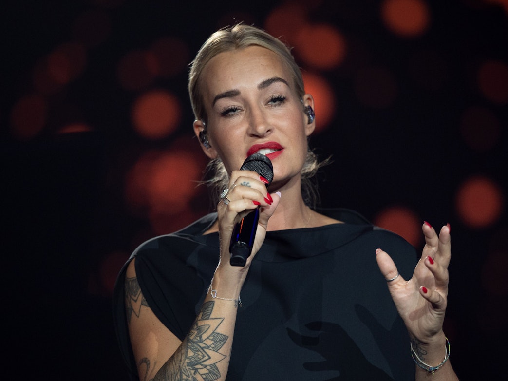 Die deutsche Sängerin Sarah Connor steht auf der Bühne der ARD-Benefizgala in Leipzig. Der Benefiz-Abend zur Flutkatastrophe steht unter dem Motto „Wir halten zusammen!“ Das Foto entstand am 23. Juli 2021.