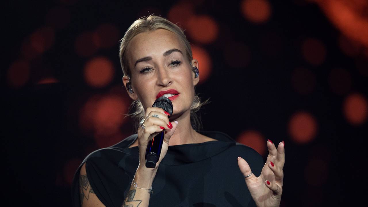 Die deutsche Sängerin Sarah Connor steht auf der Bühne der ARD-Benefizgala in Leipzig. Der Benefiz-Abend zur Flutkatastrophe steht unter dem Motto „Wir halten zusammen!“ Das Foto entstand am 23. Juli 2021.