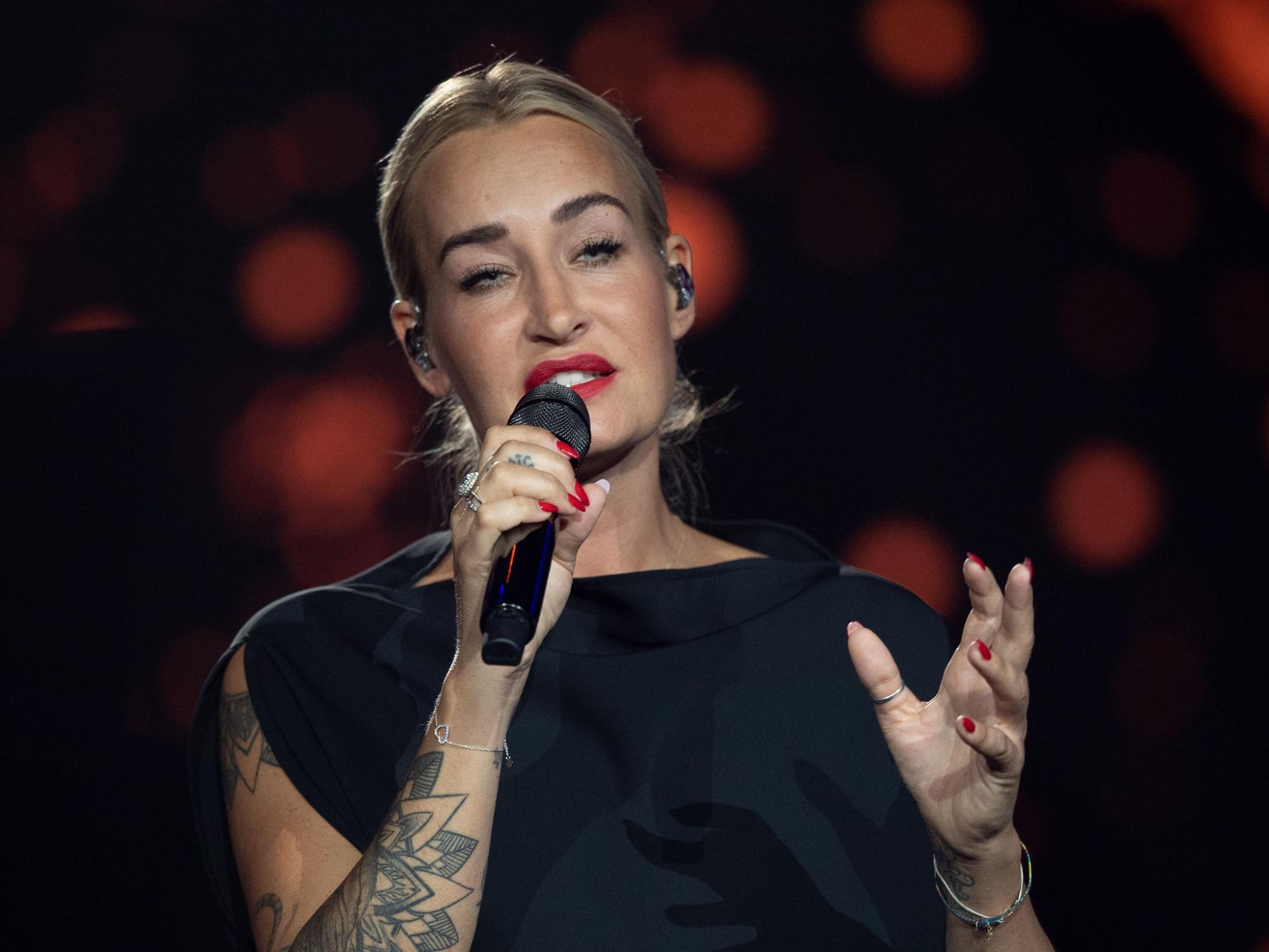 Die deutsche Sängerin Sarah Connor singt ins Mikrofon