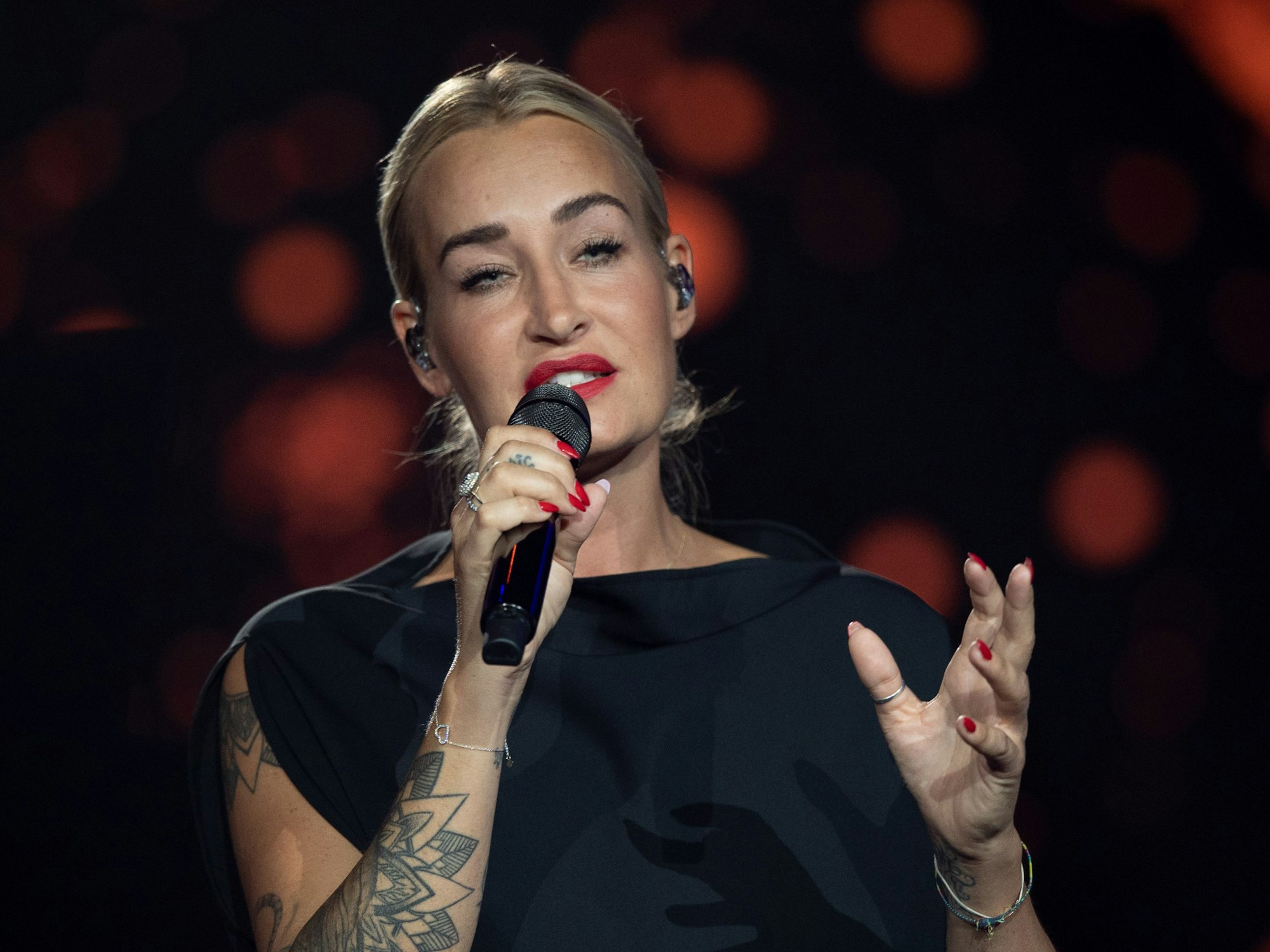 Die deutsche Sängerin Sarah Connor singt ins Mikrofon