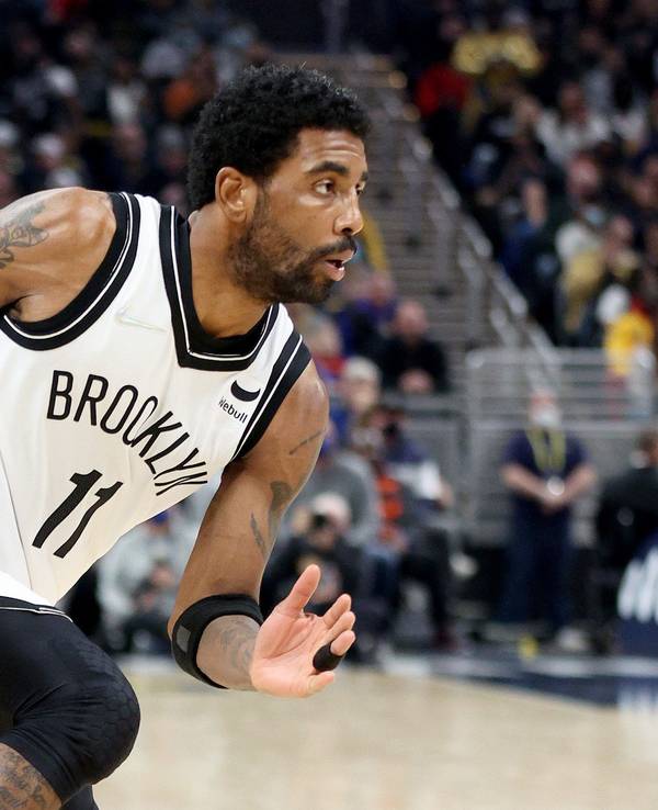 Nets-Star Kyrie Irving bei seinem NBA-Comeback am Ball gegen die Indiana Pacers.