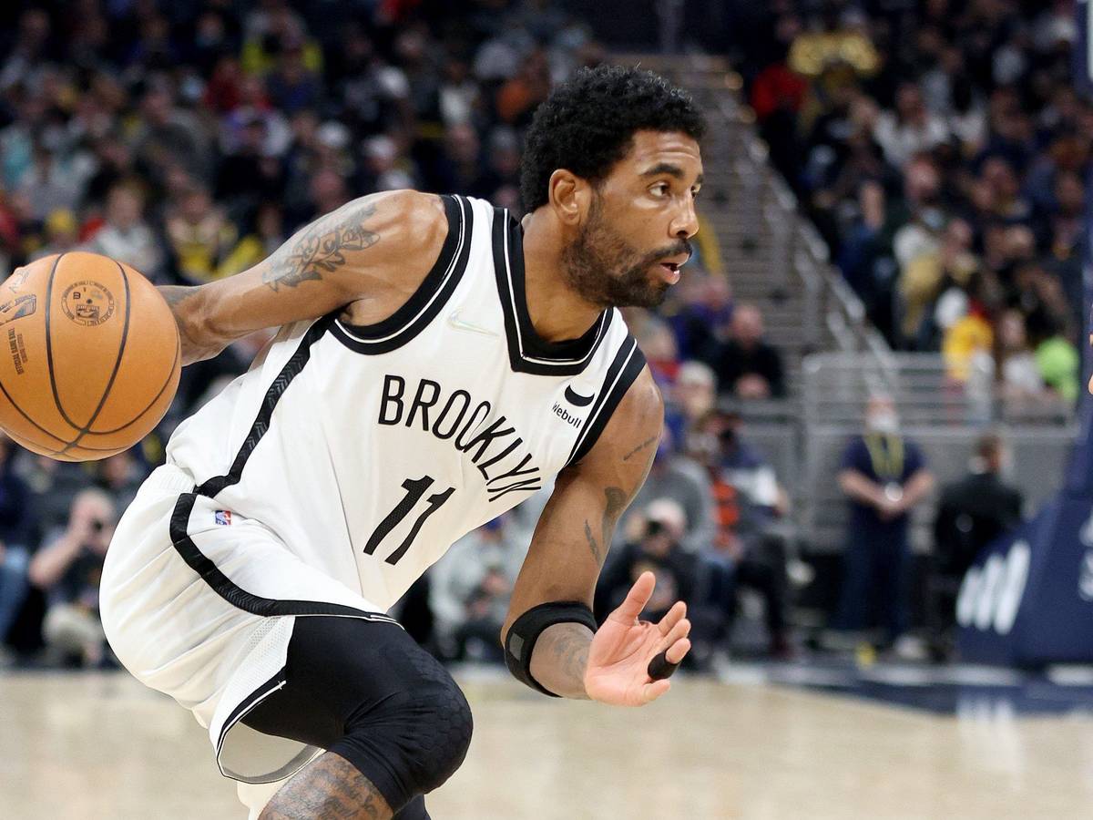 Nets-Star Kyrie Irving bei seinem NBA-Comeback am Ball gegen die Indiana Pacers.