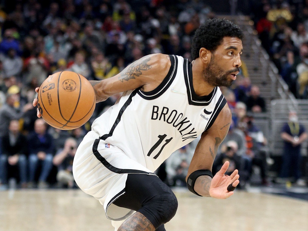 Nets-Star Kyrie Irving bei seinem NBA-Comeback am Ball gegen die Indiana Pacers.