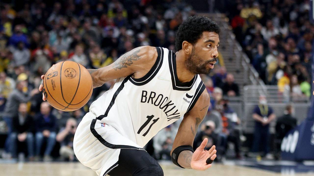 Nets-Star Kyrie Irving bei seinem NBA-Comeback am Ball gegen die Indiana Pacers.