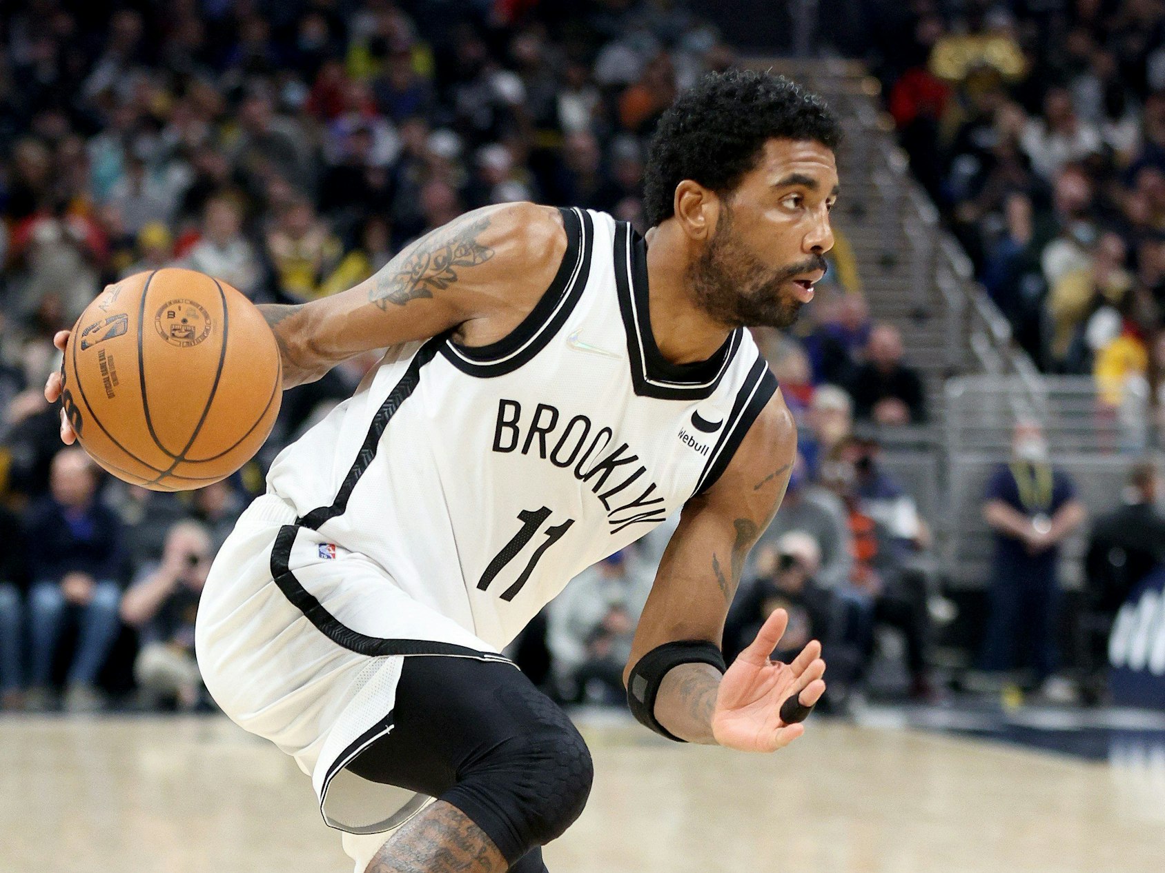 Nets-Star Kyrie Irving bei seinem NBA-Comeback am Ball gegen die Indiana Pacers.