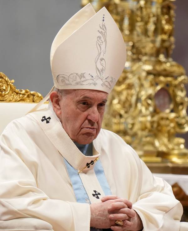 Papst Franziskus leitet eine Messe zum Hochfest der heiligen Maria zu Beginn des neuen Jahres im Petersdom im Vatikan. Das Bild wurde am 1. Januar 2022 aufgenommen.