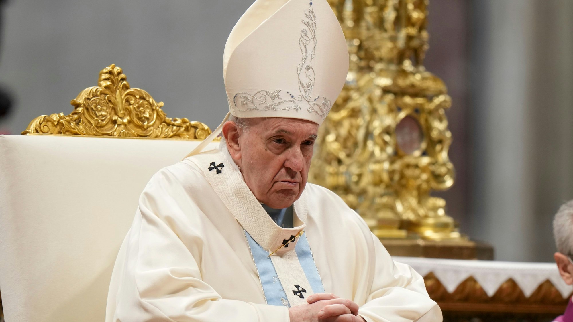 Papst Franziskus leitet eine Messe zum Hochfest der heiligen Maria zu Beginn des neuen Jahres im Petersdom im Vatikan. Das Bild wurde am 1. Januar 2022 aufgenommen.