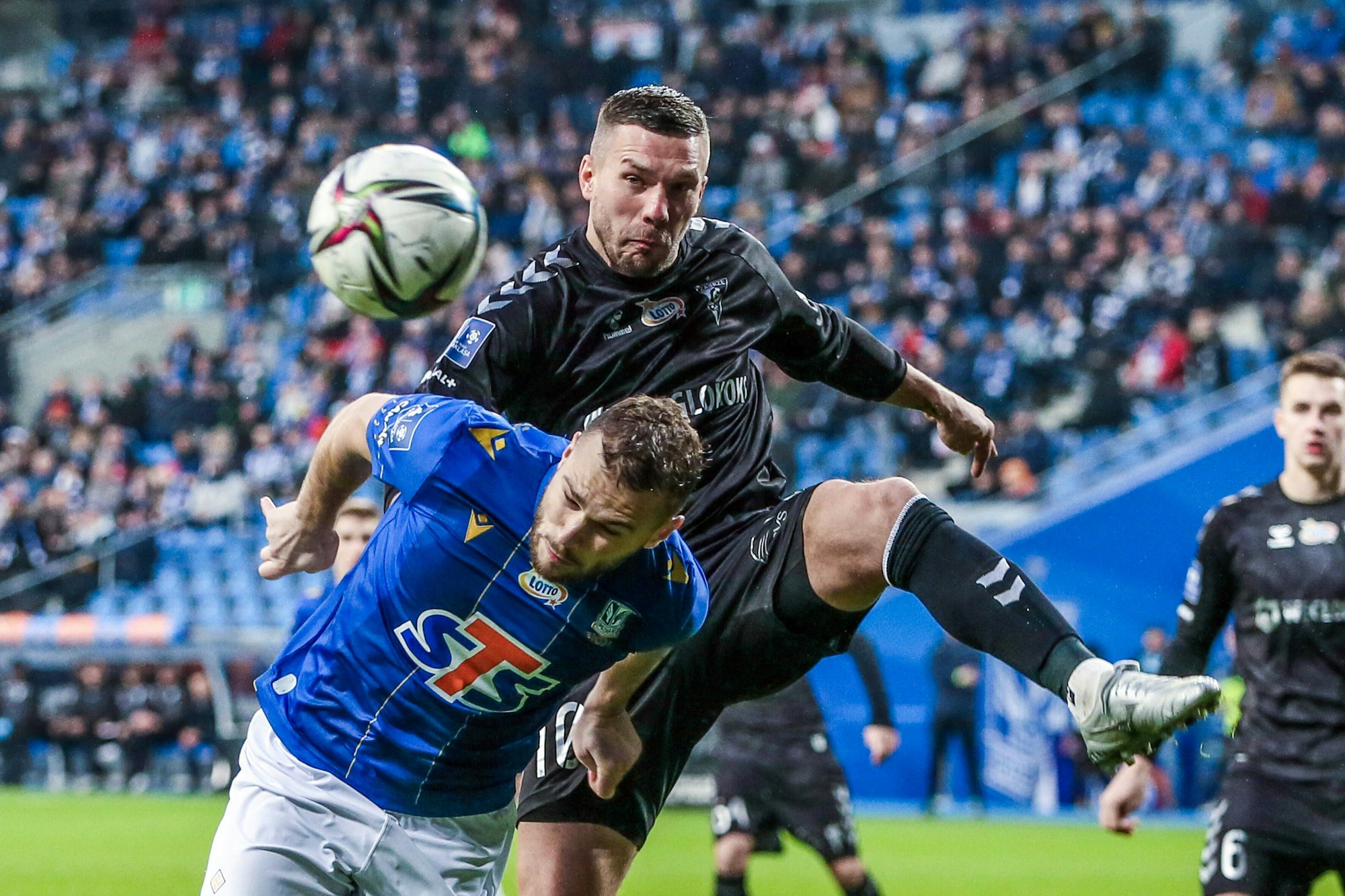 Lukas Podolski im Zweikampf.