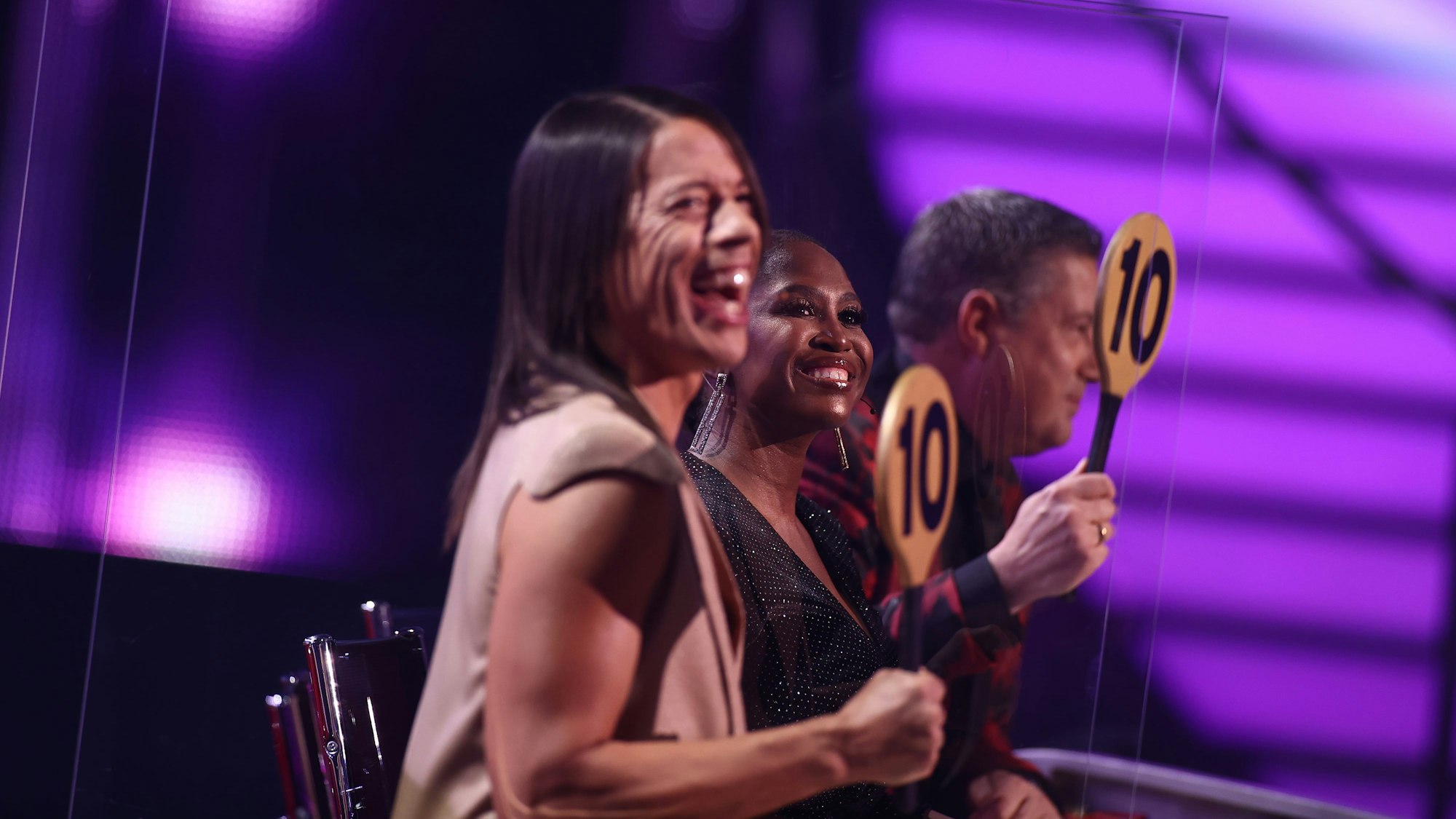 Jorge Gonzalez (l-r), Motsi Mabuse und Joachim Llambi, Jurymitglieder, bewerten einen Tanz in der RTL-Tanzshow „Let's Dance“.