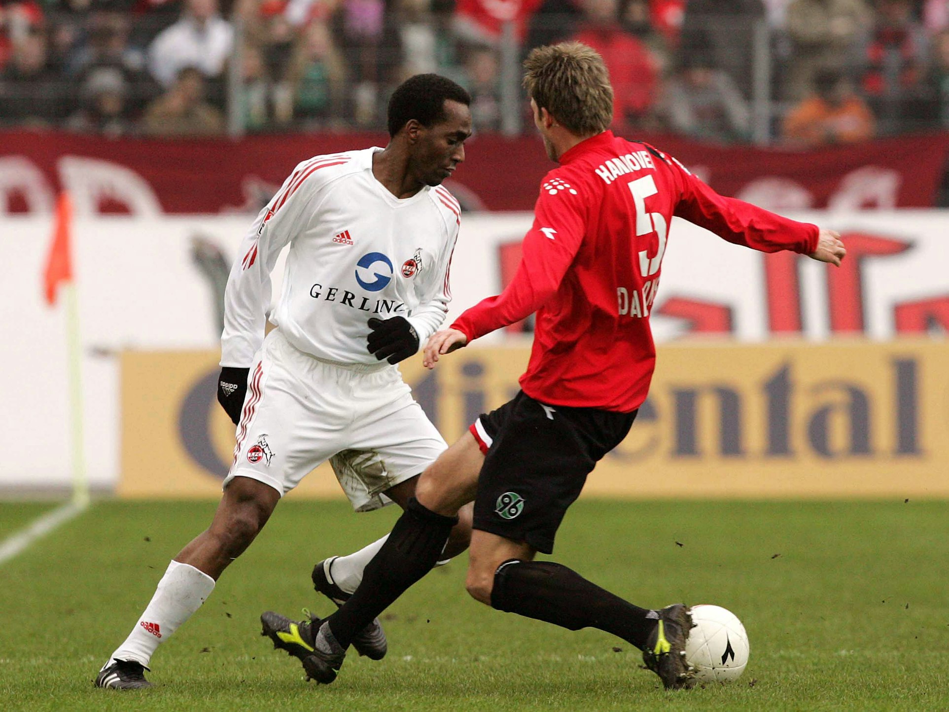 Evanilson befindet sich im Dribbling.