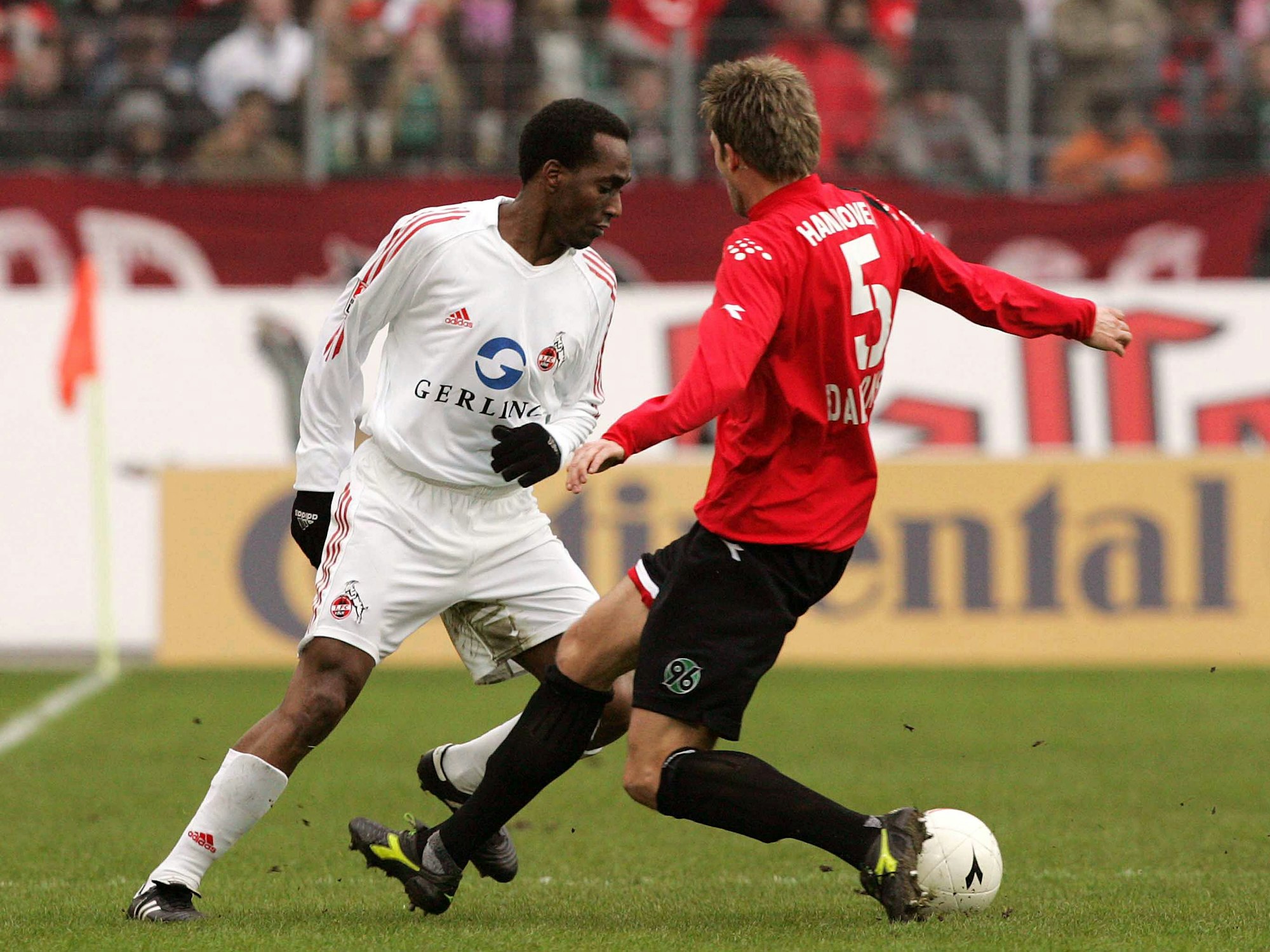 Evanilson befindet sich im Dribbling.