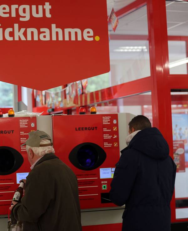 Kunden geben am 23. Mai 2013 in einem Penny-Markt in Köln (NRW) ihre Pfandflaschen und Leergut zurück. Seit dem 1. Januar 2022 gelten neue Pfandregelungen.