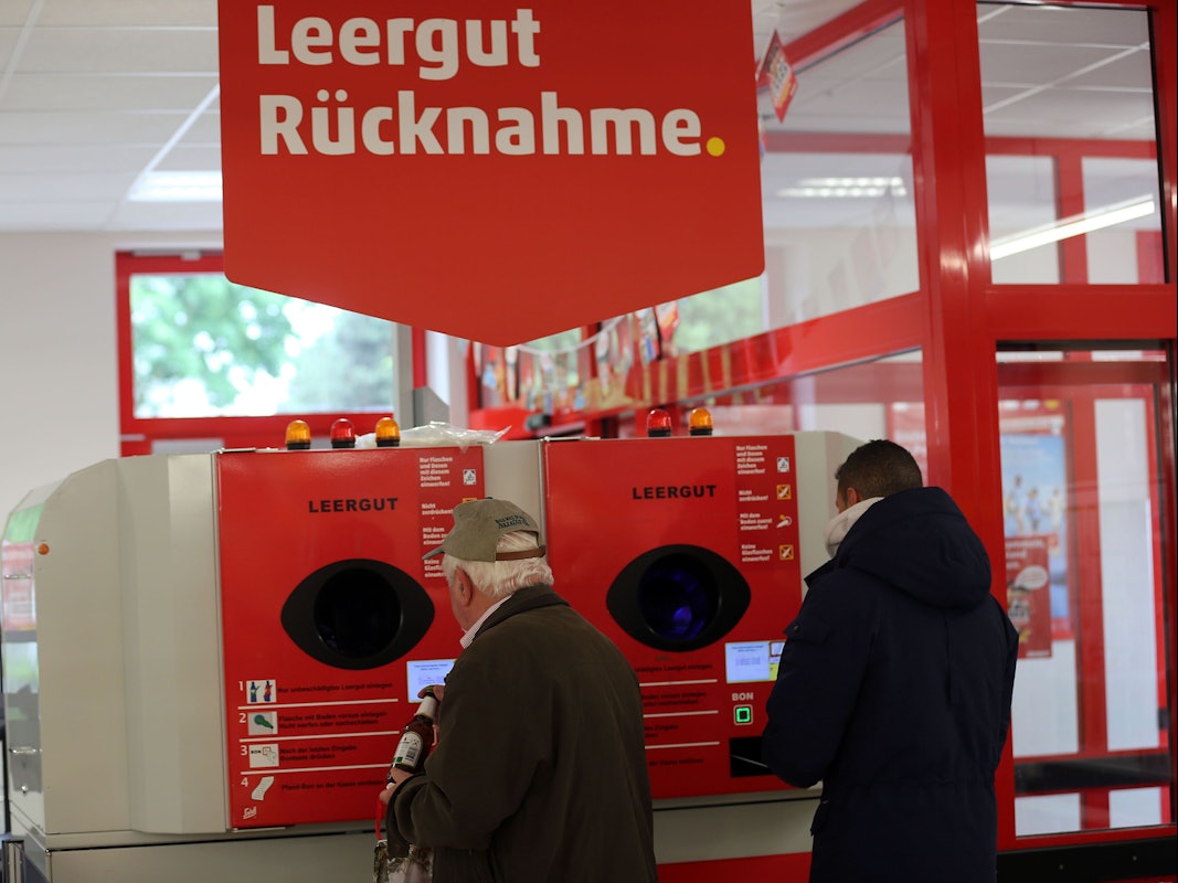 Kunden geben am 23. Mai 2013 in einem Penny-Markt in Köln (NRW) ihre Pfandflaschen und Leergut zurück. Seit dem 1. Januar 2022 gelten neue Pfandregelungen.