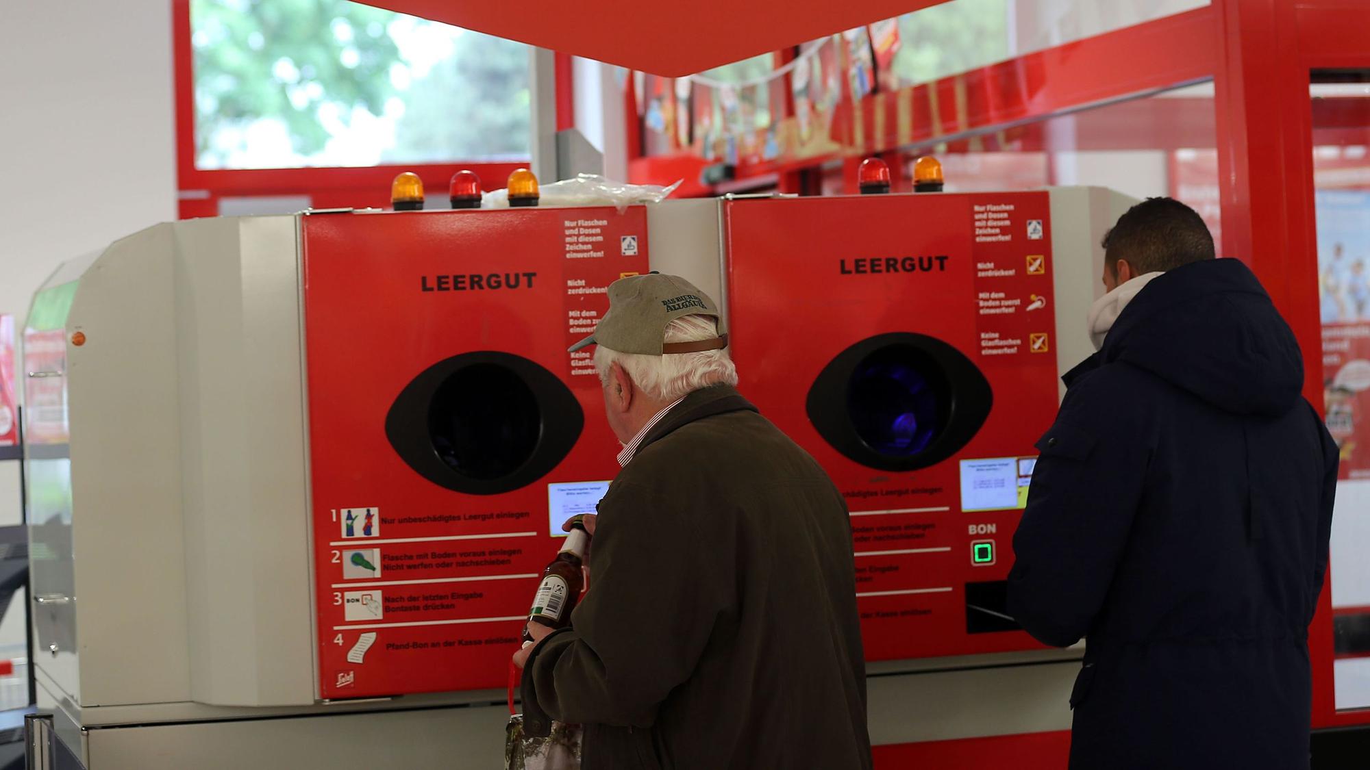 Kunden geben Pfandflaschen und Leergut zurück.