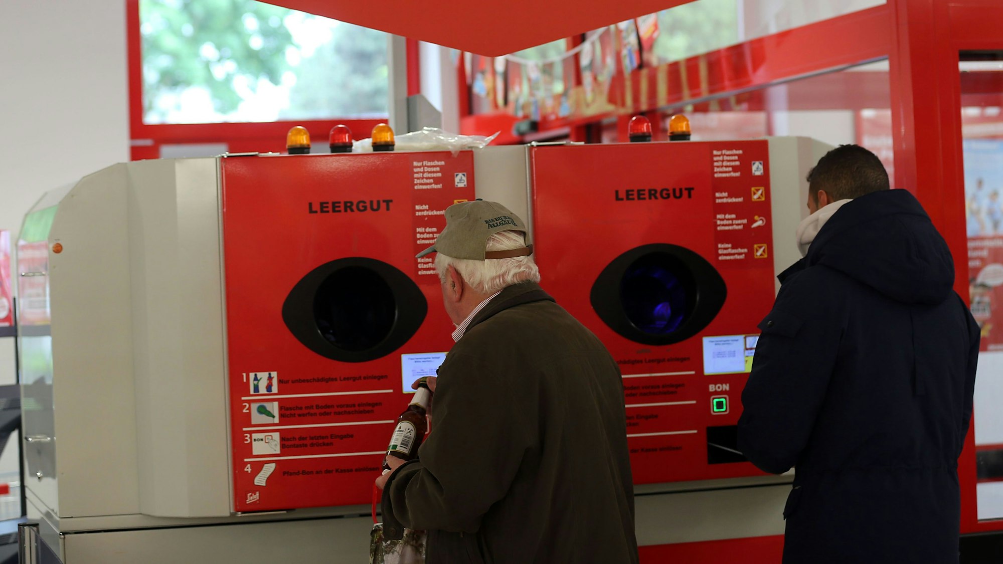 Kunden geben Pfandflaschen und Leergut zurück.