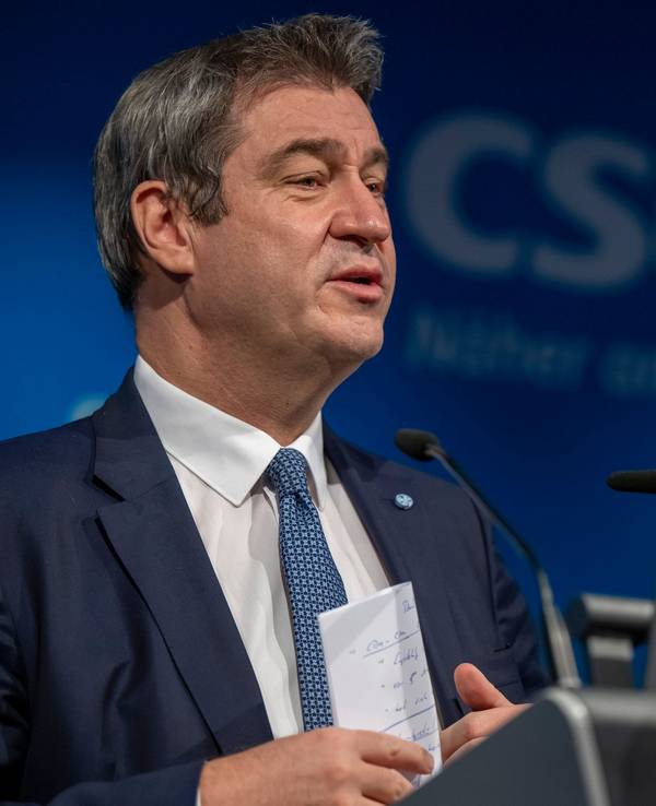 Markus Söder steht am Rednerpult.