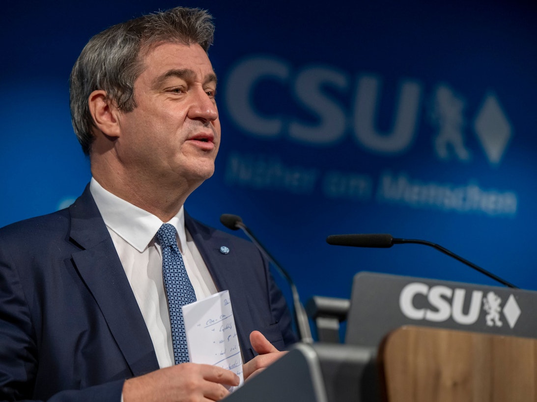 Markus Söder steht am Rednerpult.