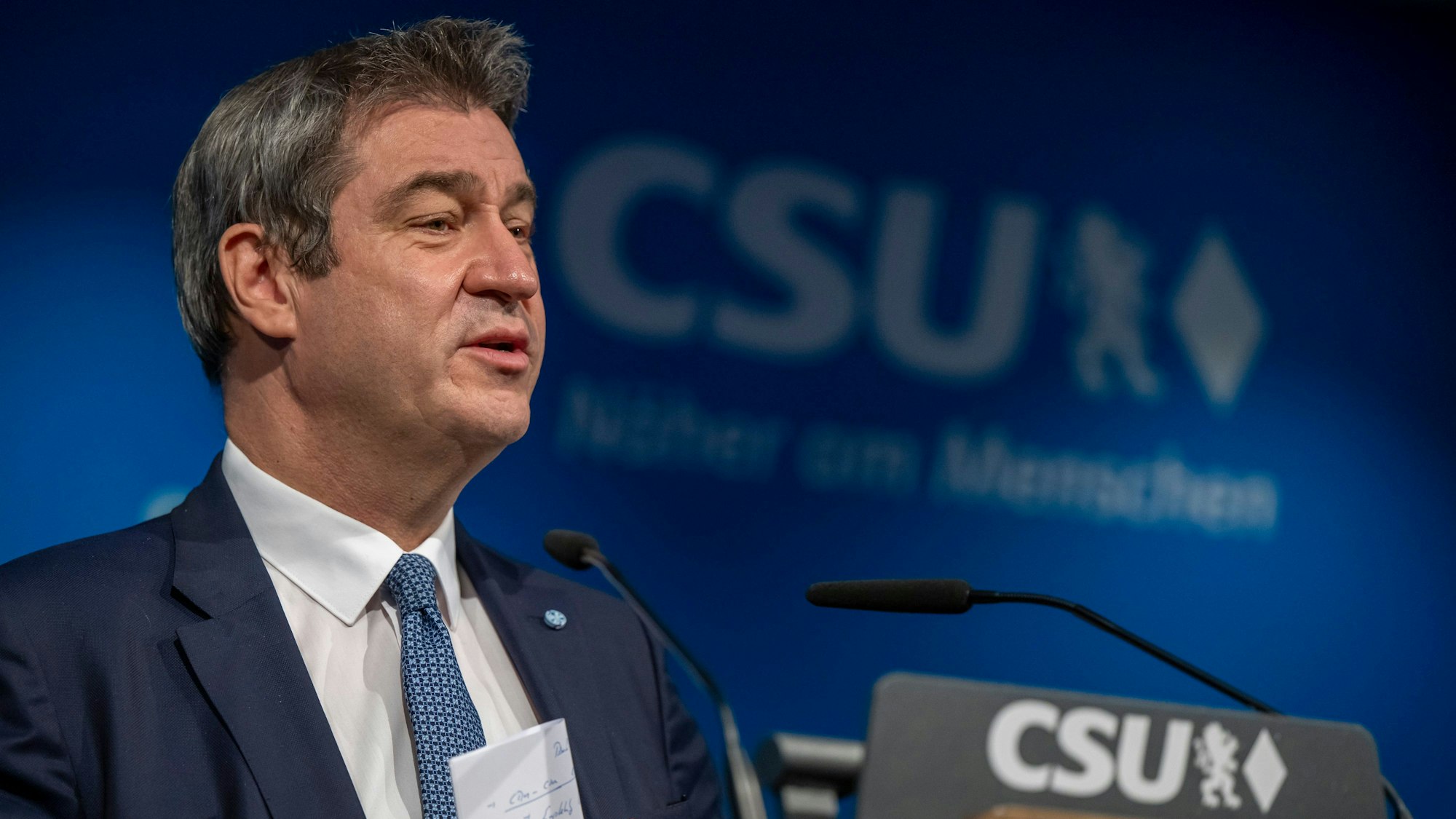 Markus Söder steht am Rednerpult.