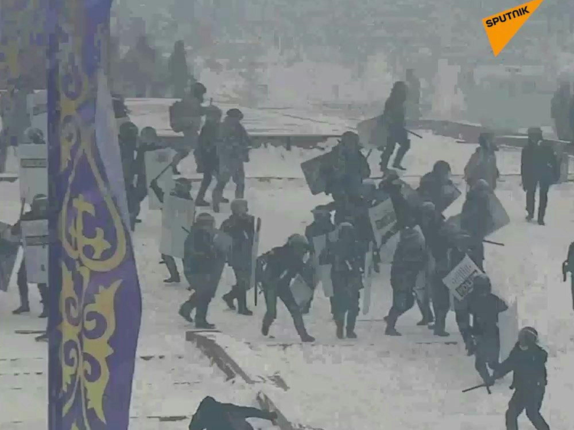 06.01.2022, Kasachstan, Aktobe: Das von der russischen Staatsagentur Sputnik verbreitete Bild aus einem Video soll zeigen wie Demonstranten mit Polizisten zusammenstoßen, nachdem sich die Proteste gegen die Erhöhung der Kraftstoffpreise über das ganze Land ausbreiten.